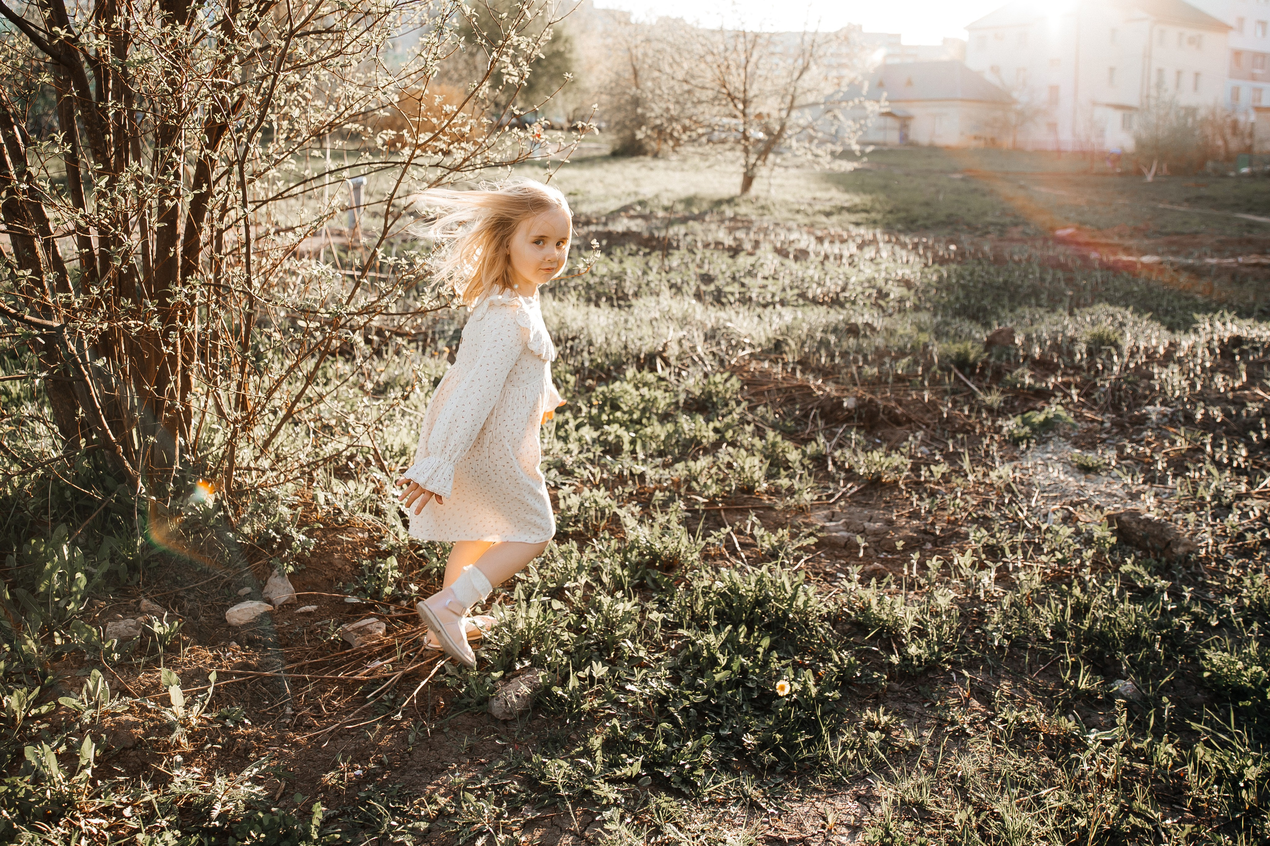 Катя и Маша в вишне. Семейный фотограф документалист в Пензе Лопатинская Татья