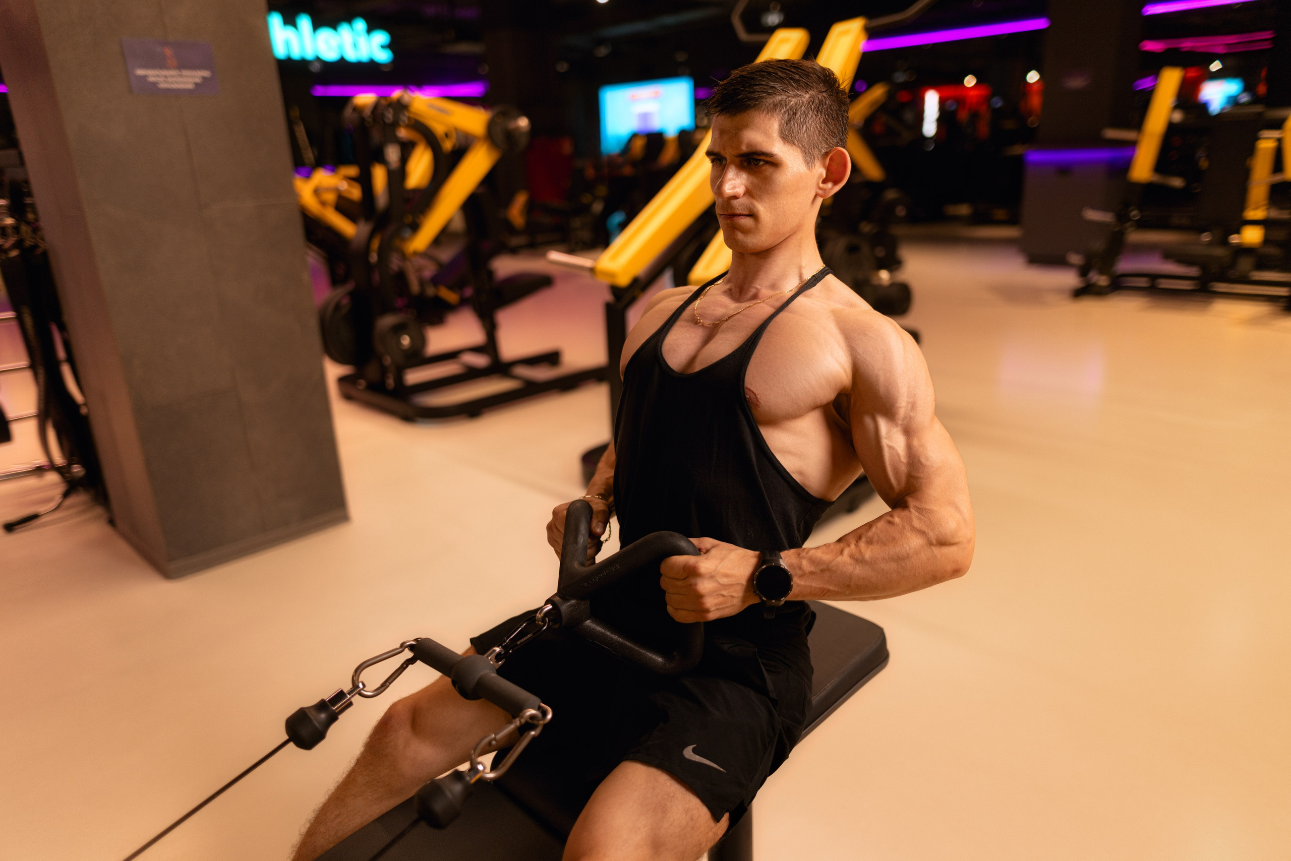 Фотосет в Владом в тренажерном зале для контента. Дмитрий Шульгин, портретный фотограф в Воронеже