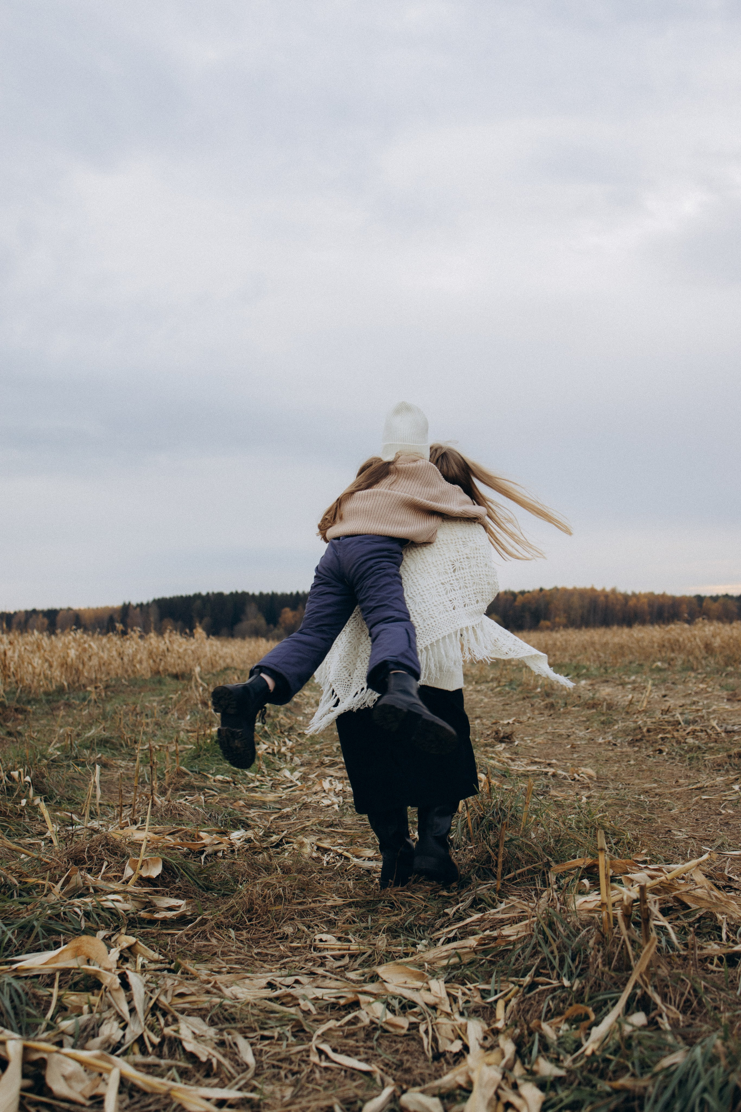 Оля, Ксюша и кукуруза. Фотограф Елена Рябцева