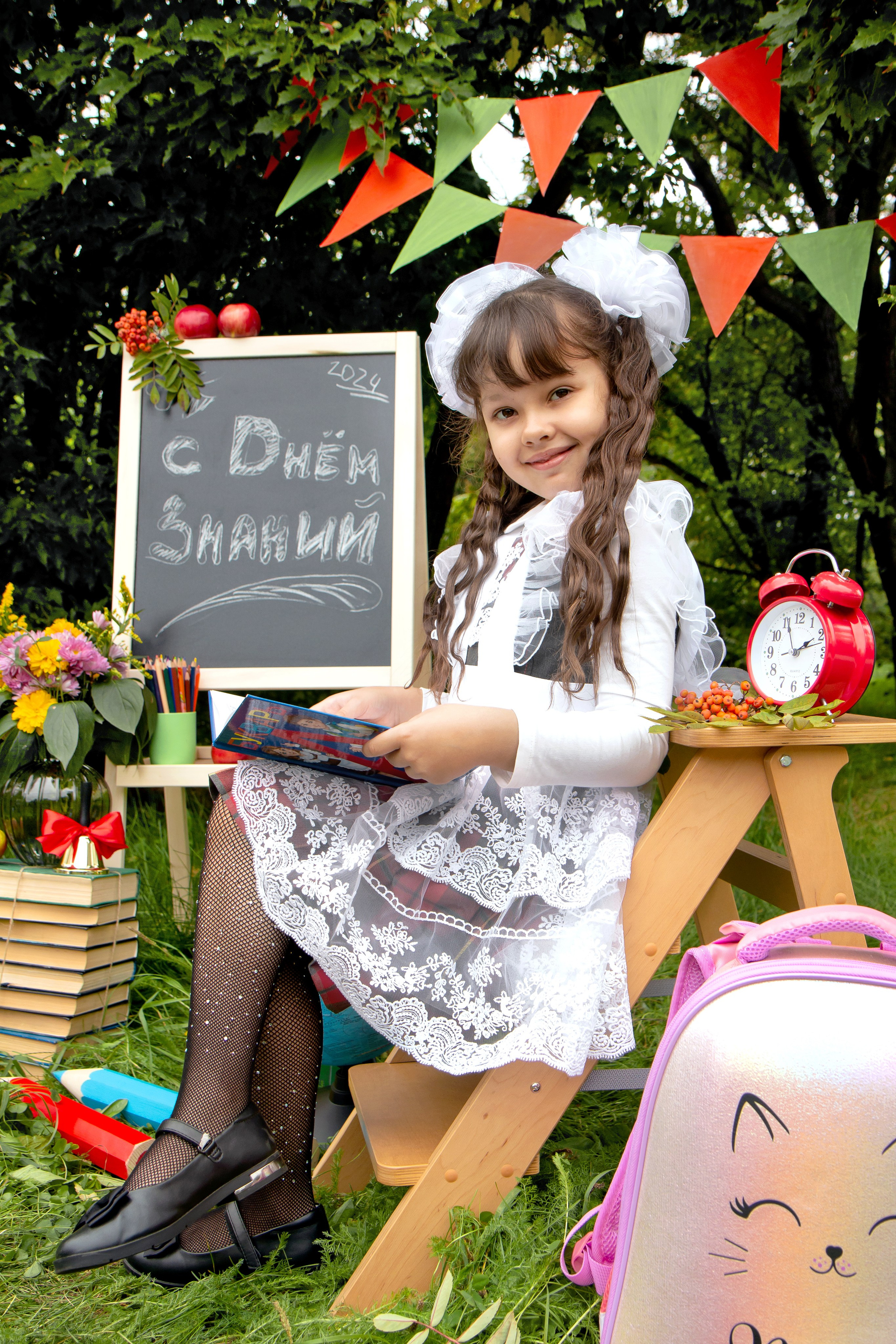 Школьная фотосессия на улице. Фотограф в Шелехове, лучшие выпускные альбомы в Шелехове