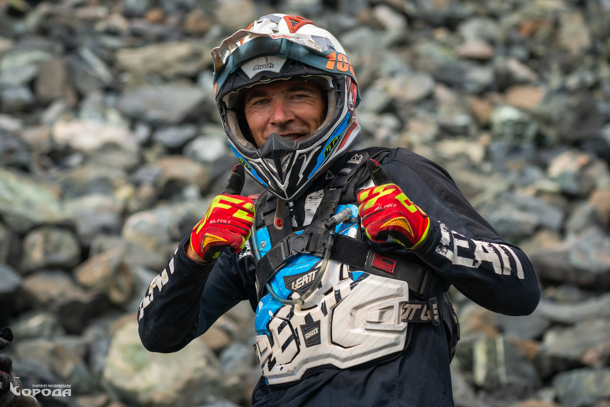 Райдер в мотозащите Leatt, яркие перчатки, природный ландшафт