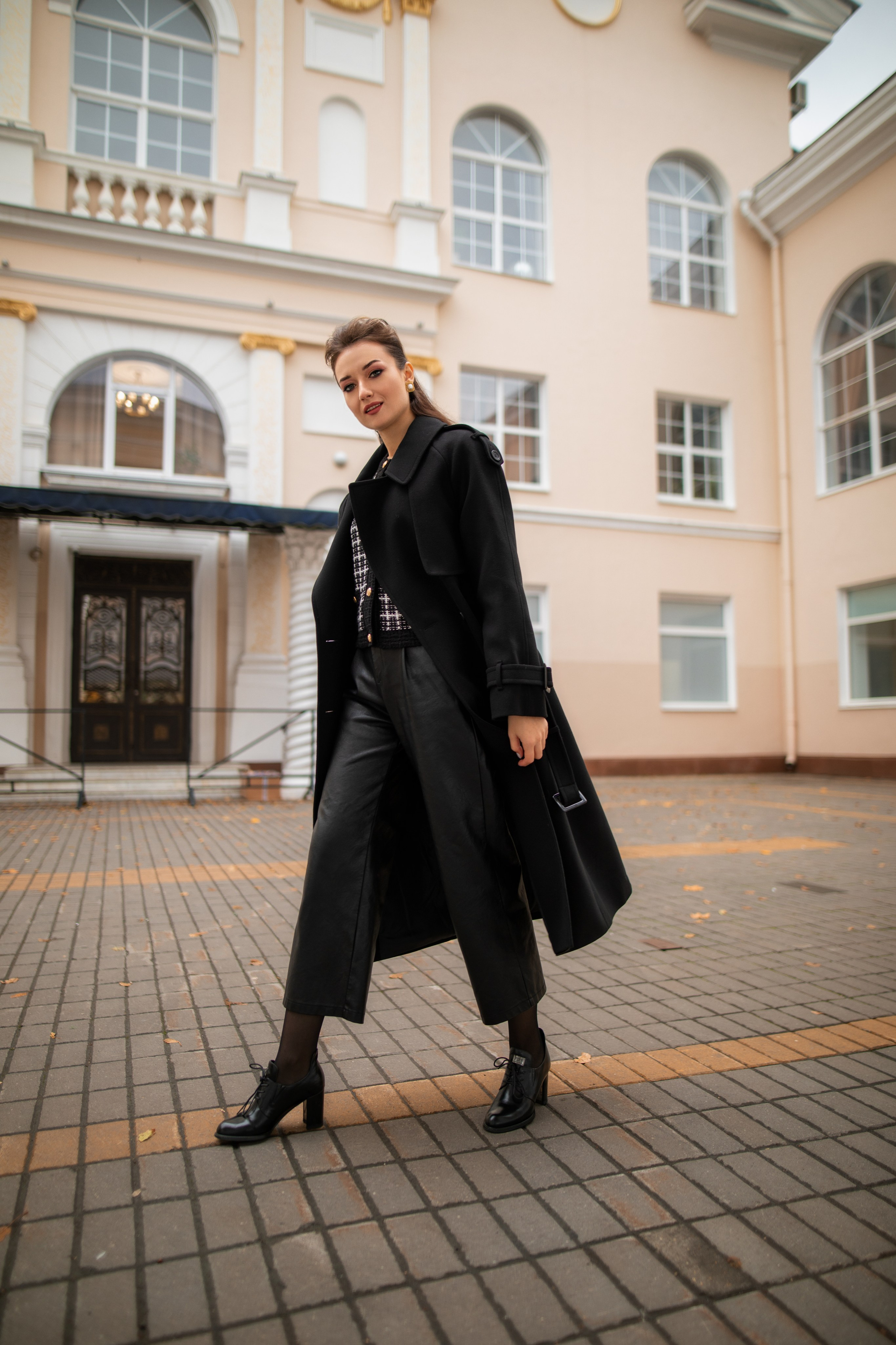 Студийный фотосет с Анастасией в минимальном интерьере в формате для «себя»