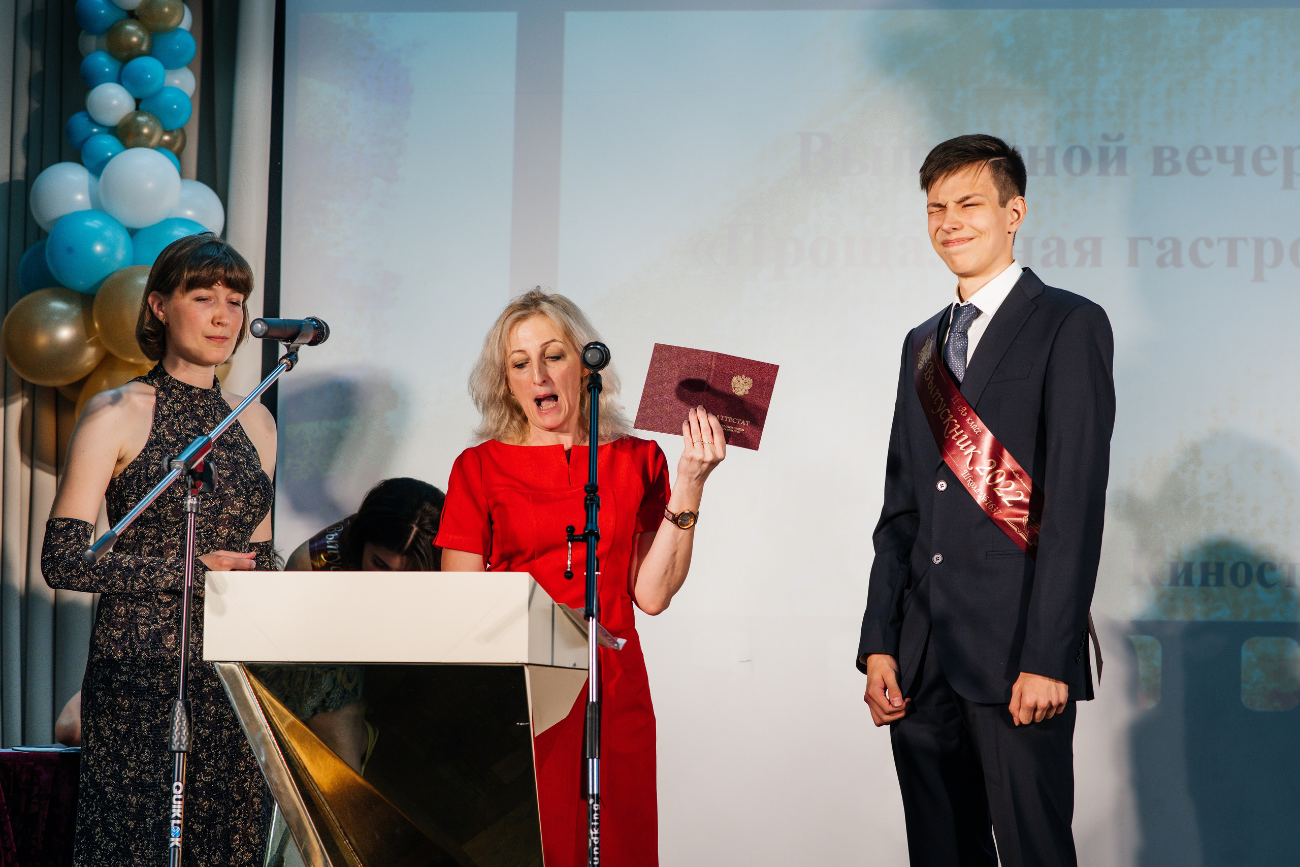 Вручение аттестатов. Выпускные альбомы в Подольске Москве и МО