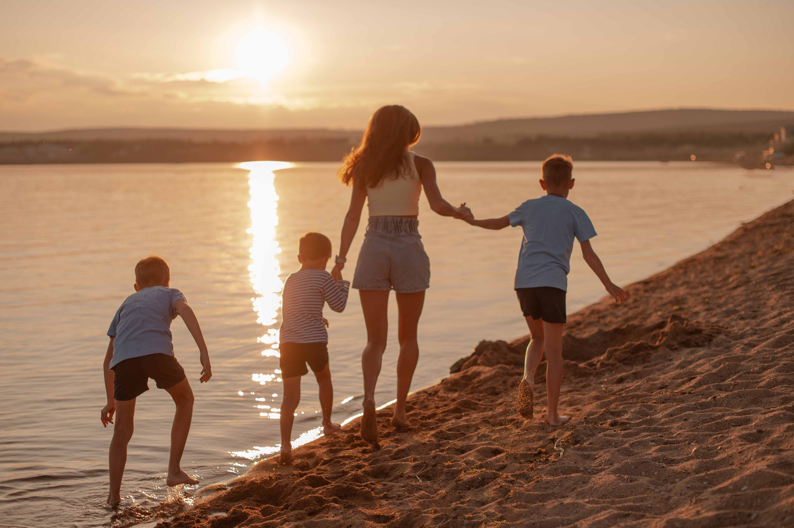 Катя и детишки на Арахлее. Фотограф Виктория Воронина