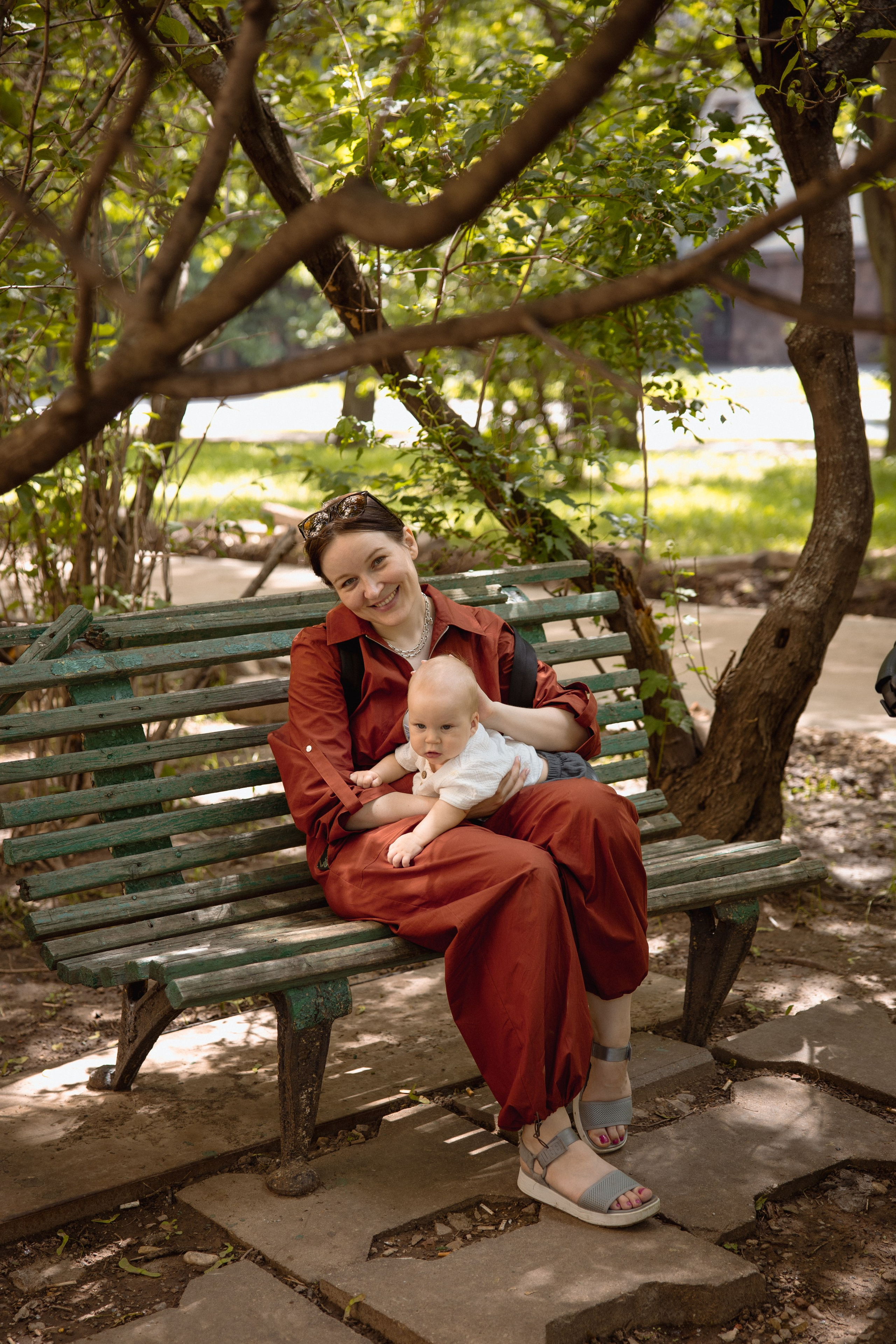 Настя с сыном у Alma-Mater. Ваш семейный newborn и lifestyle фотограф в СПБ Наталья Журавлева