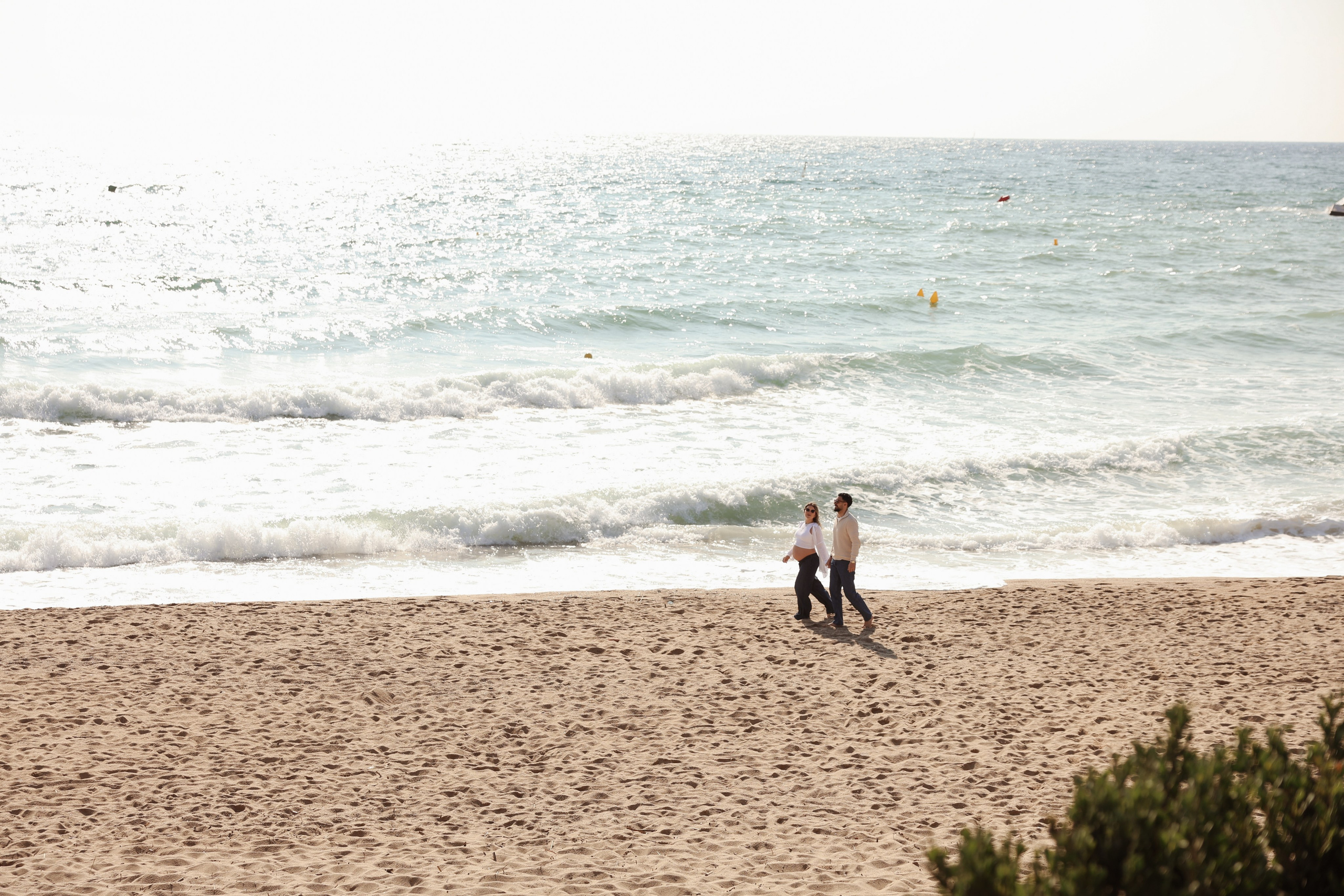 Sunny morning at the sea. Natalia Zhuravleva|family, newborn, maternity photographer in Barcelona