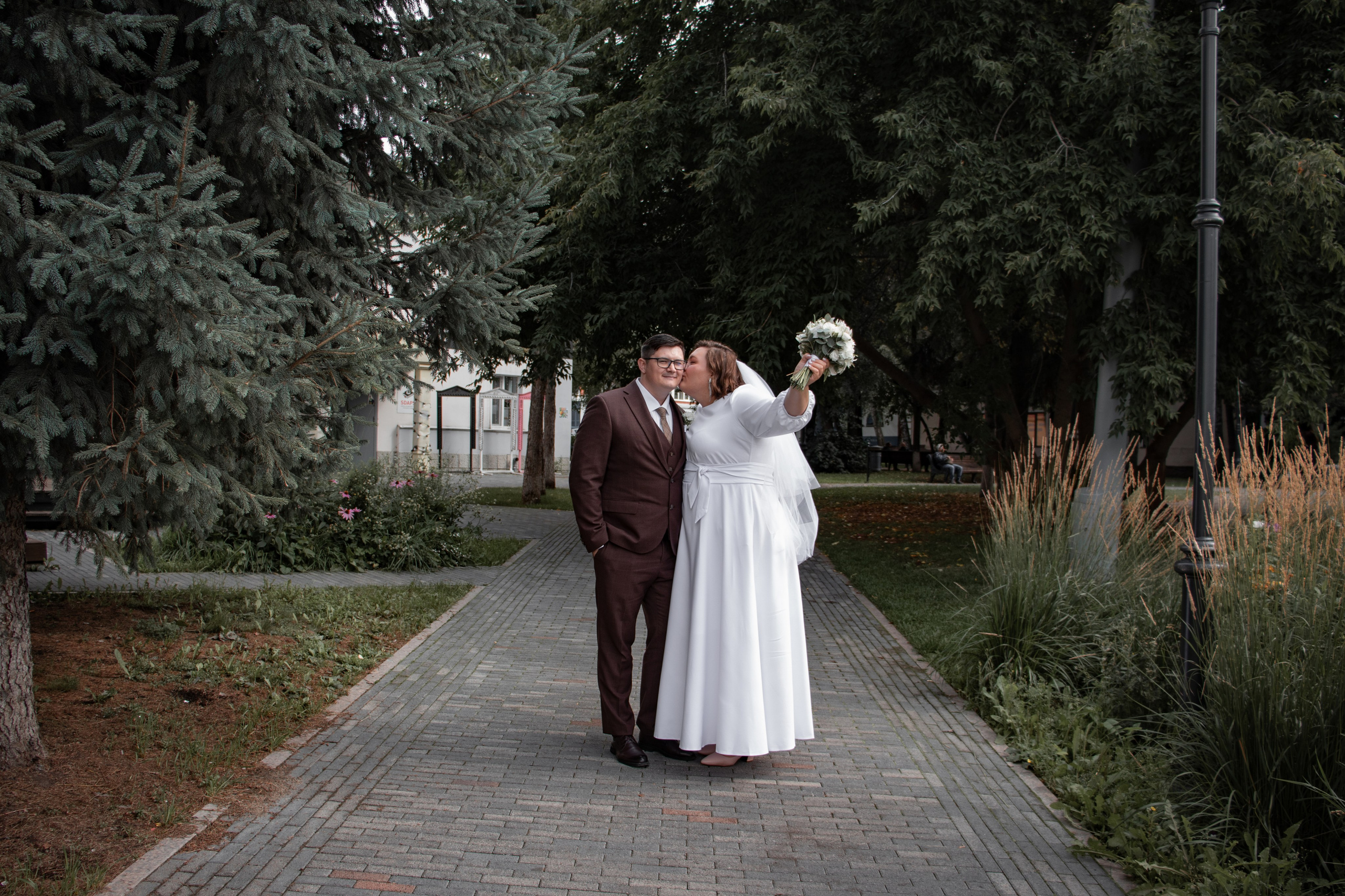 Свадебная фотосессия возле ЗАГСа Дворца бракосочетаний в городе Томск
