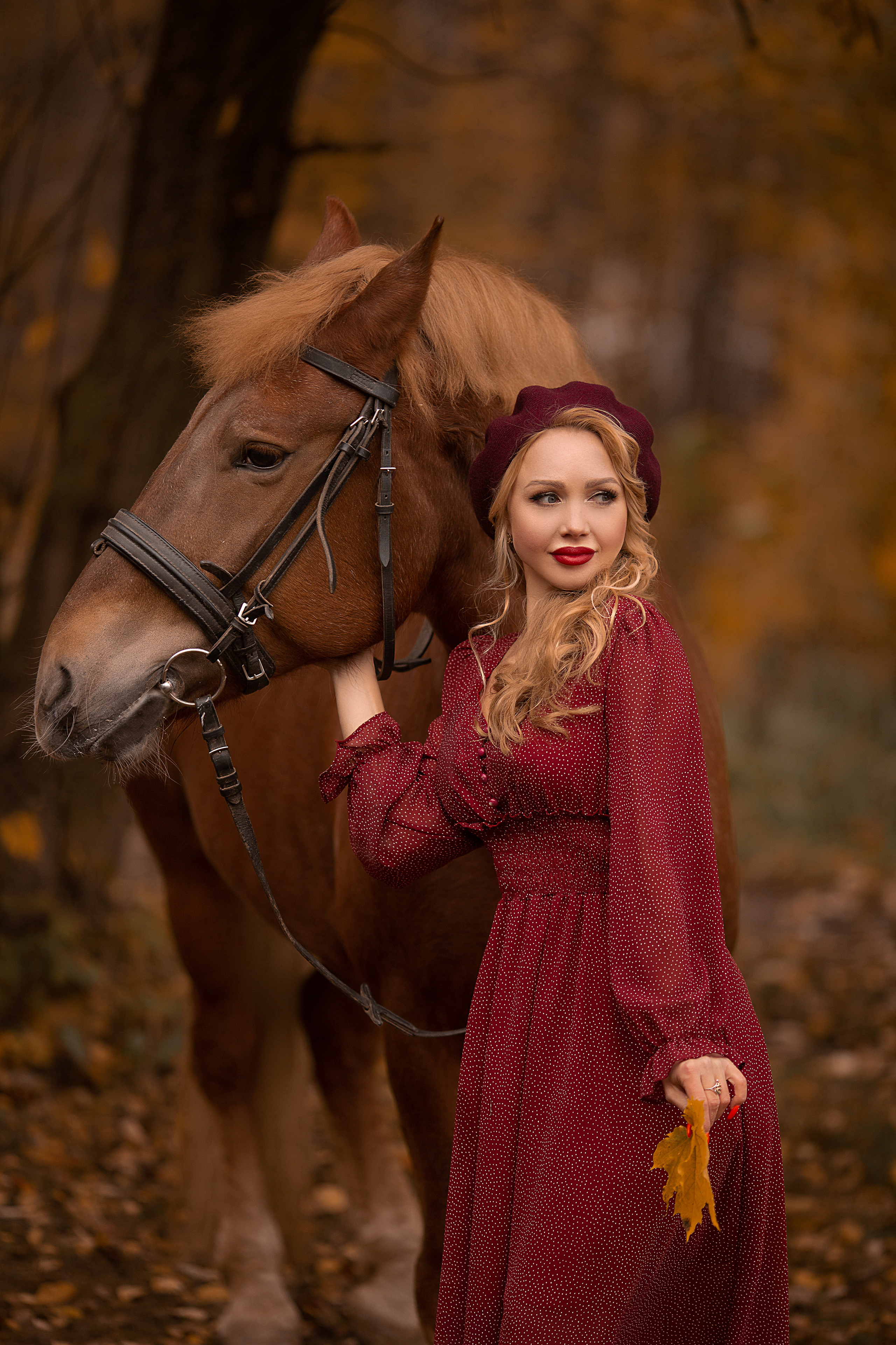 Бардовое платье+берет. Размер до 46го. Фотосессия с лошадьми в Нижнем Новгороде