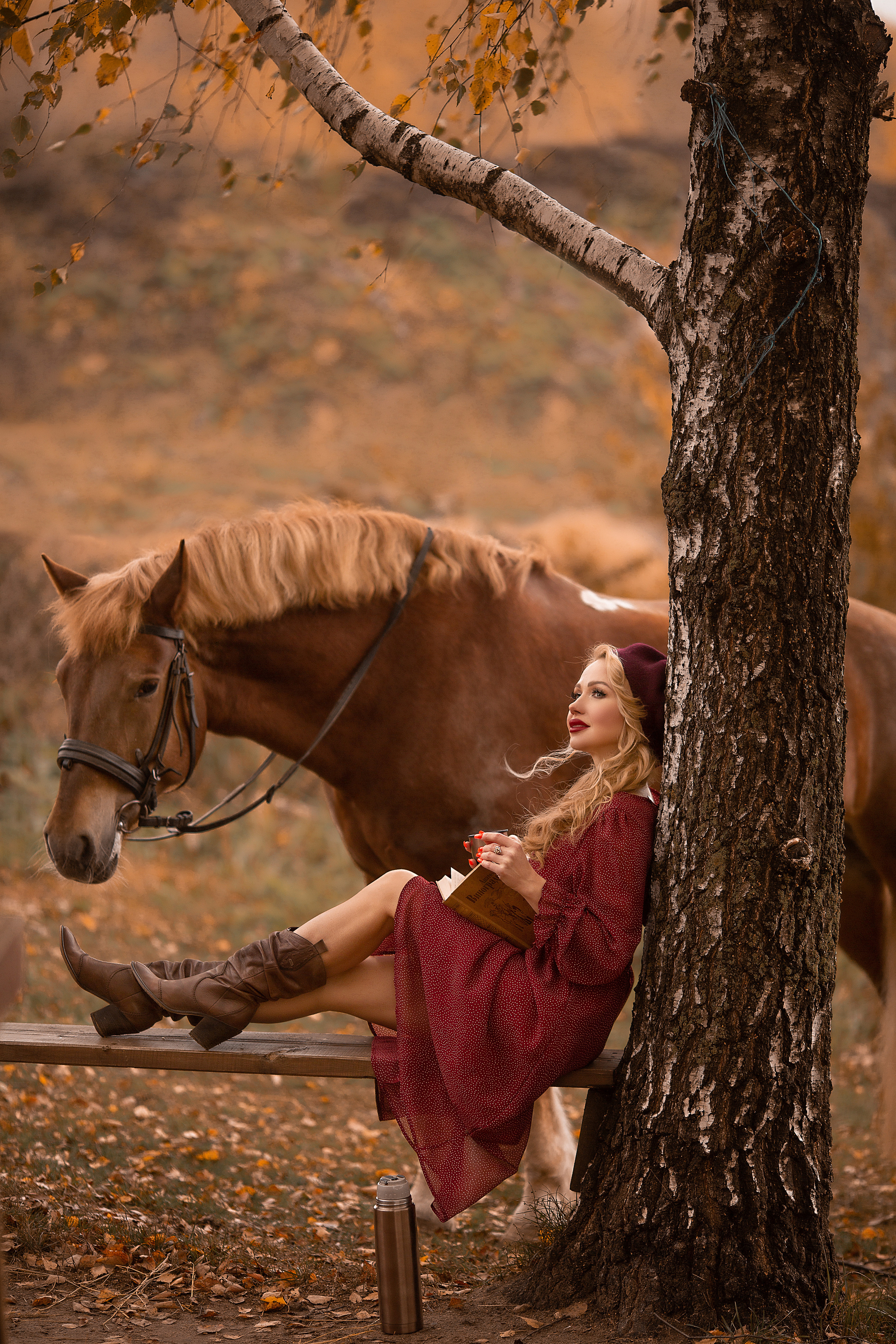 Бардовое платье+берет. Размер до 46го. Фотосессия с лошадьми в Нижнем Новгороде