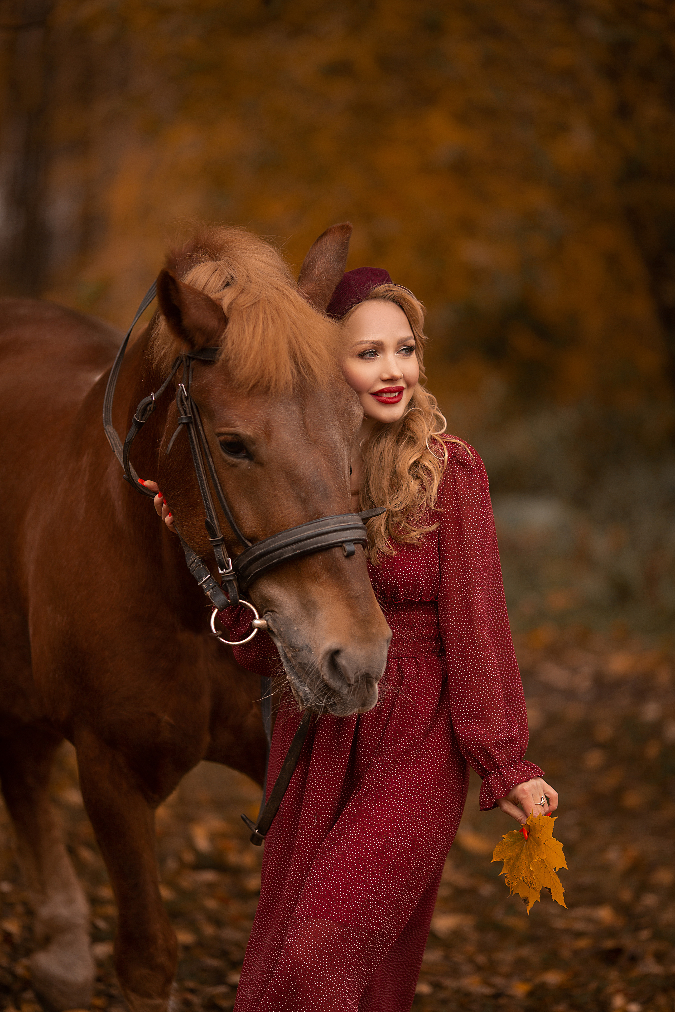 Красивая осенняя съемка Софьи и Радуги. Фотосессия с лошадьми в Нижнем Новгороде