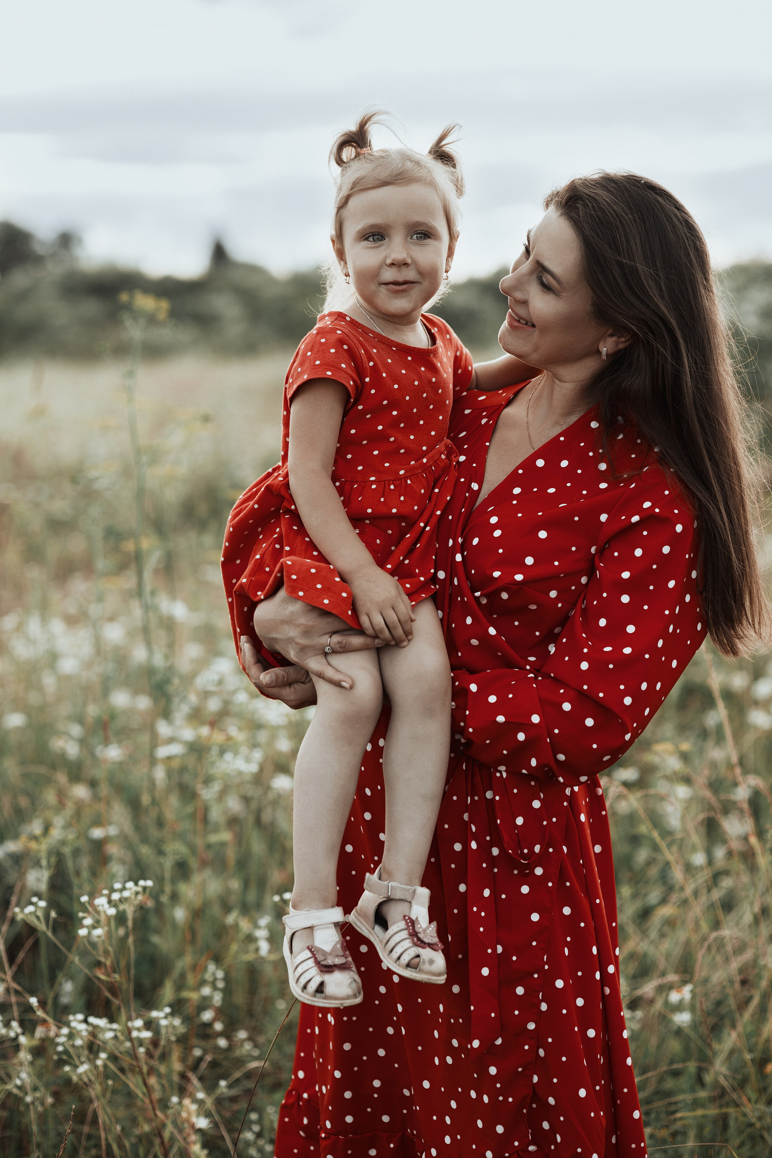 Мама и дочка в ромашковом поле. Фотограф в Москве Мухина Ирина