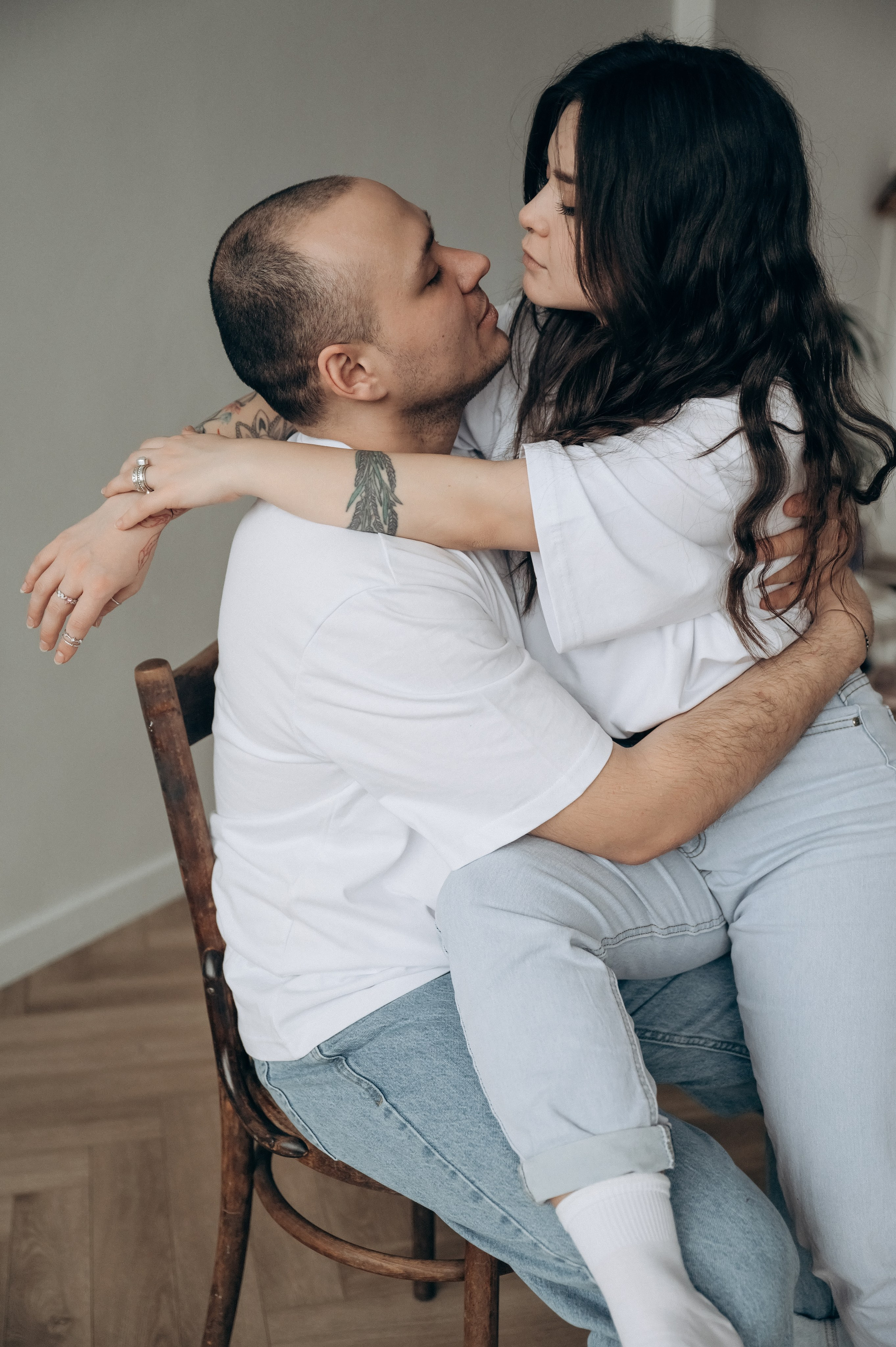 Веселая и живая фотосессия для двоих в фотостудии в Мытищах. Свадебный и семейный фотограф Виктория Носачёва. Щелково, Москва и МО