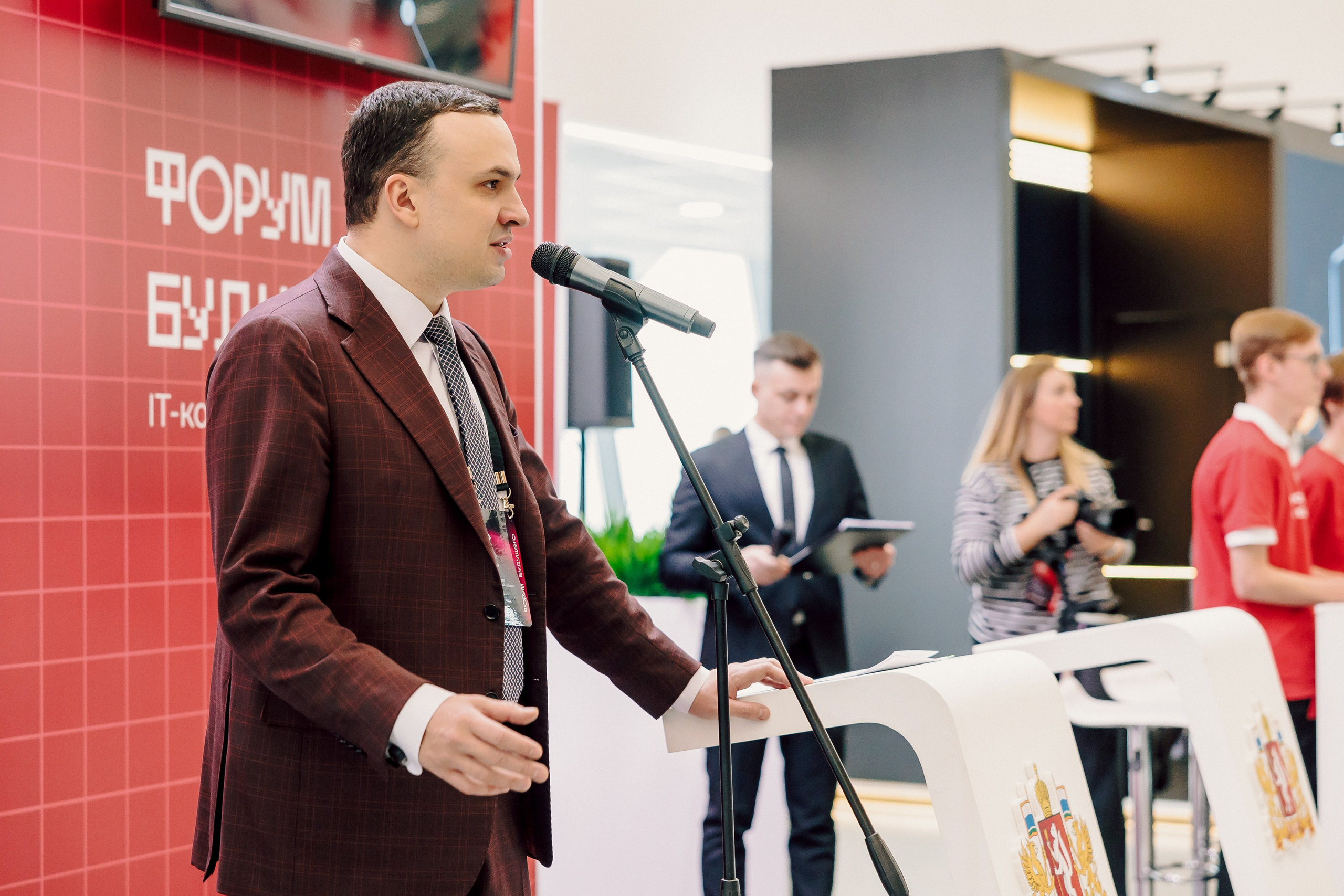 СКБ Контур — Форум будущего — Стенд. Лёшка Варзегов — фотограф