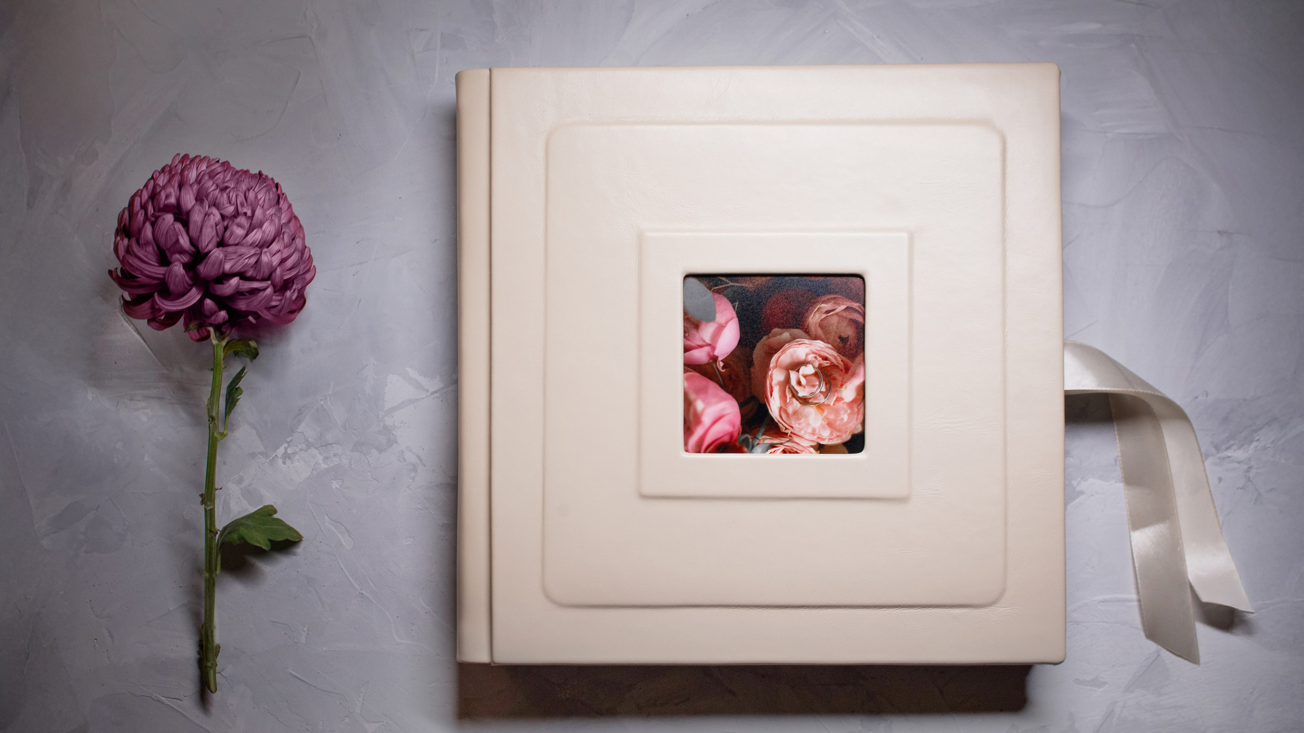 фотокнига с ленточками лежит на столе