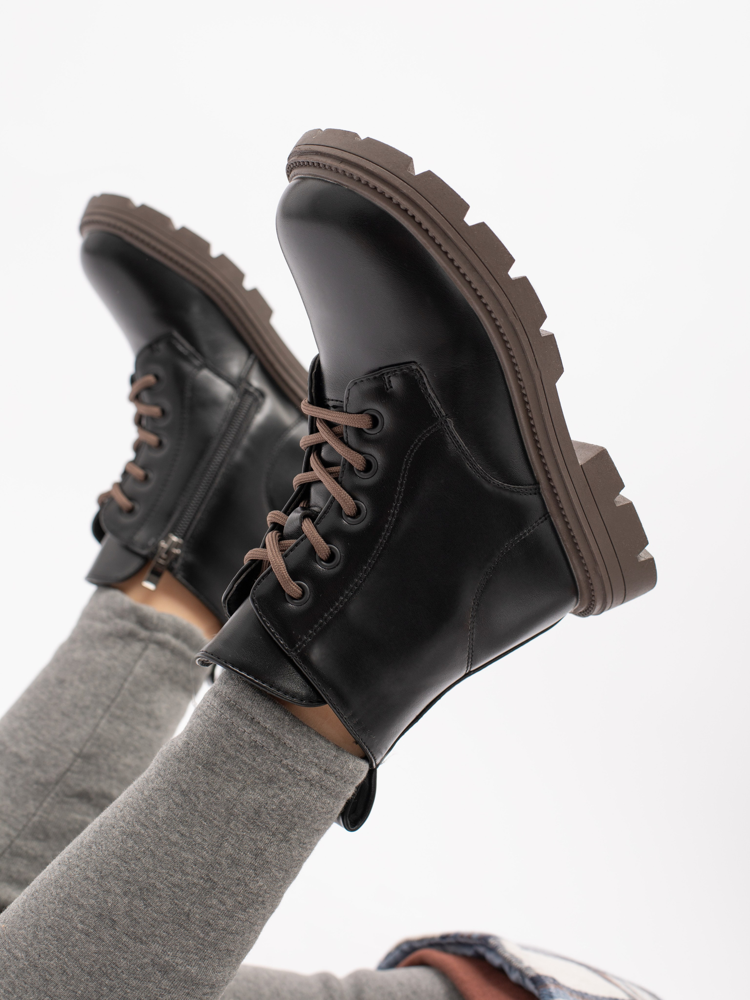 Ботинки для девочки. Фотостудия предметной и модельной съёмки для маркетплейсов