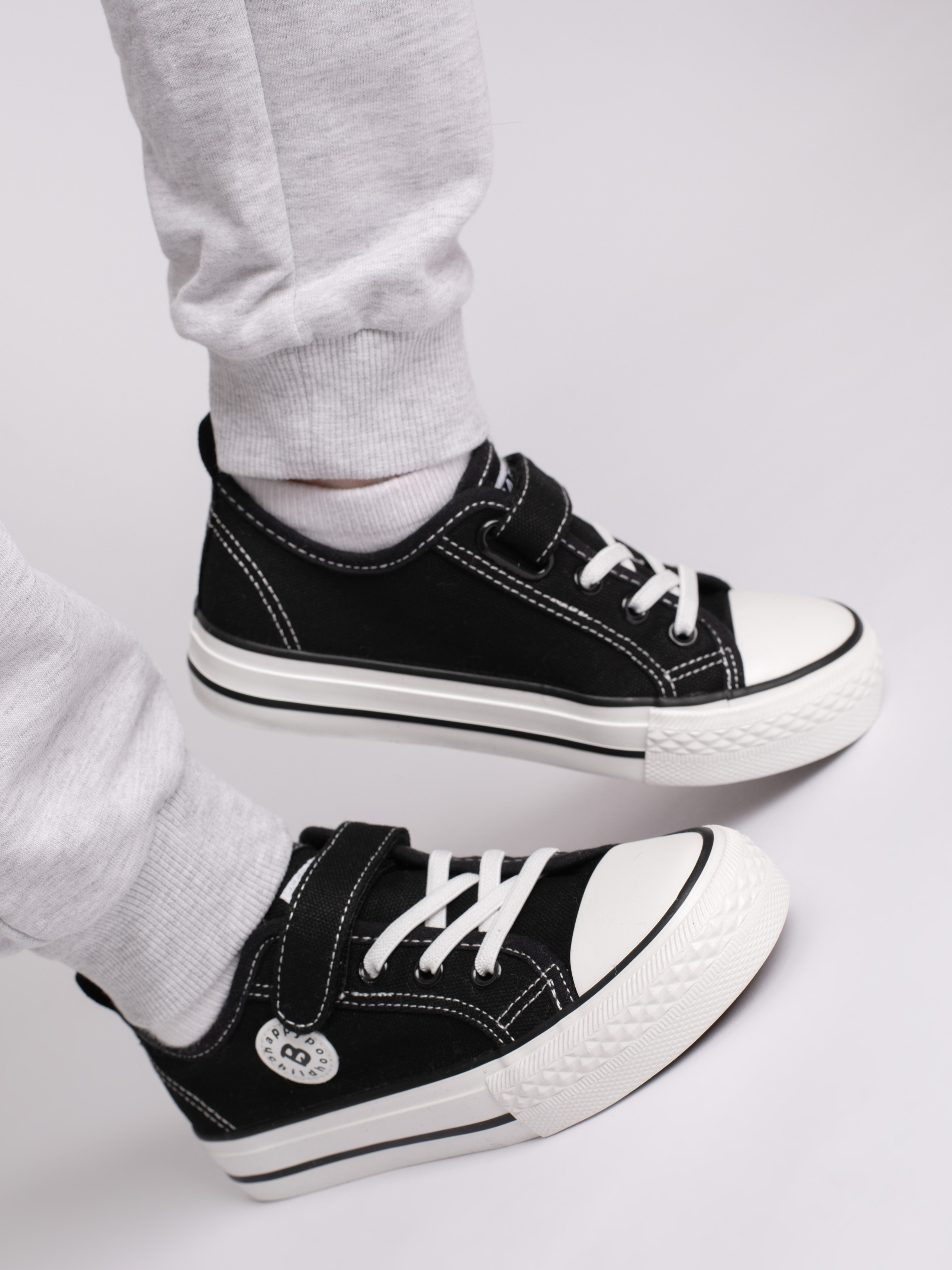 Детские кеды. Фотостудия предметной и модельной съёмки для маркетплейсов