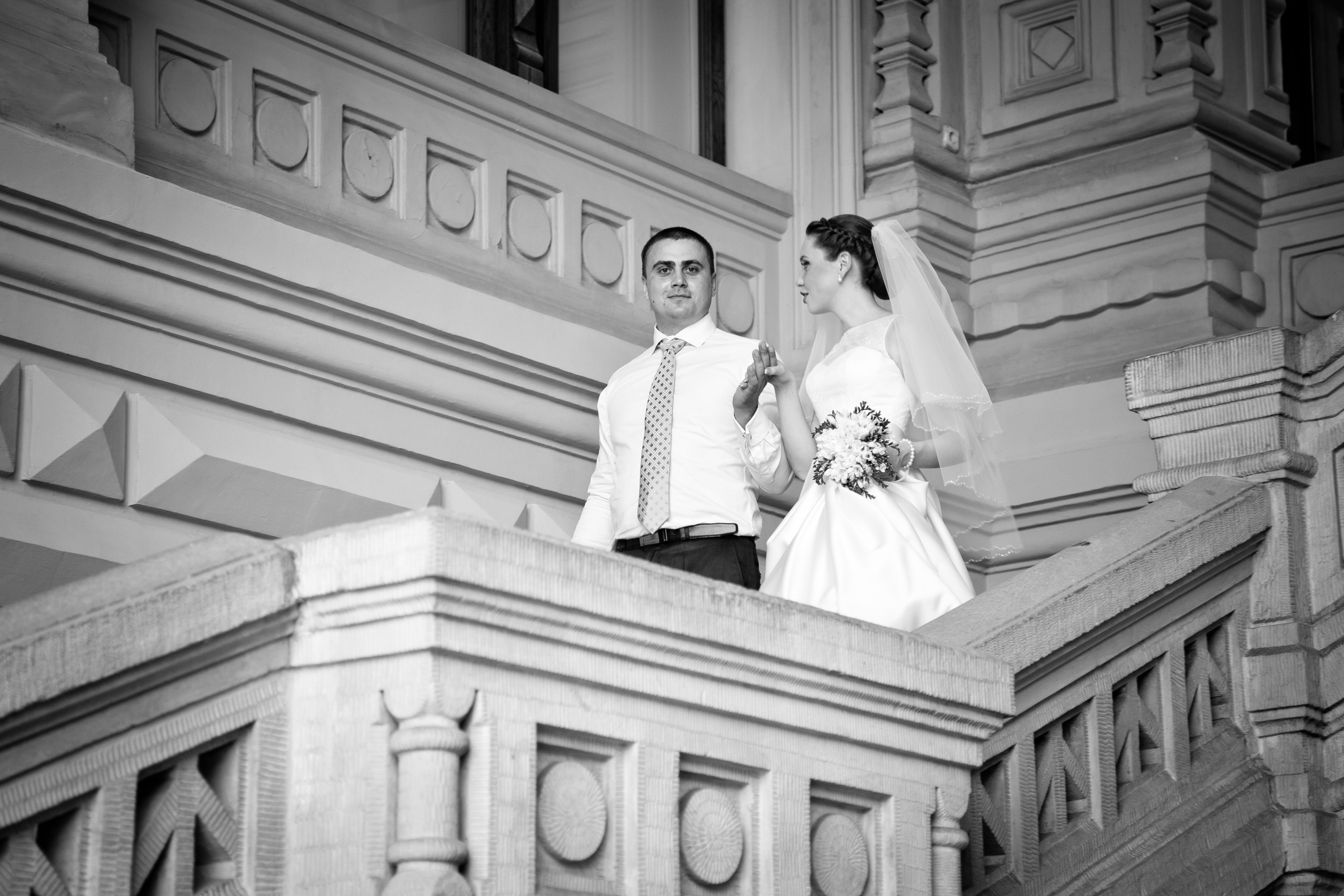 kogan.studio - черно белая фотография молодожены спускаются по лестнице