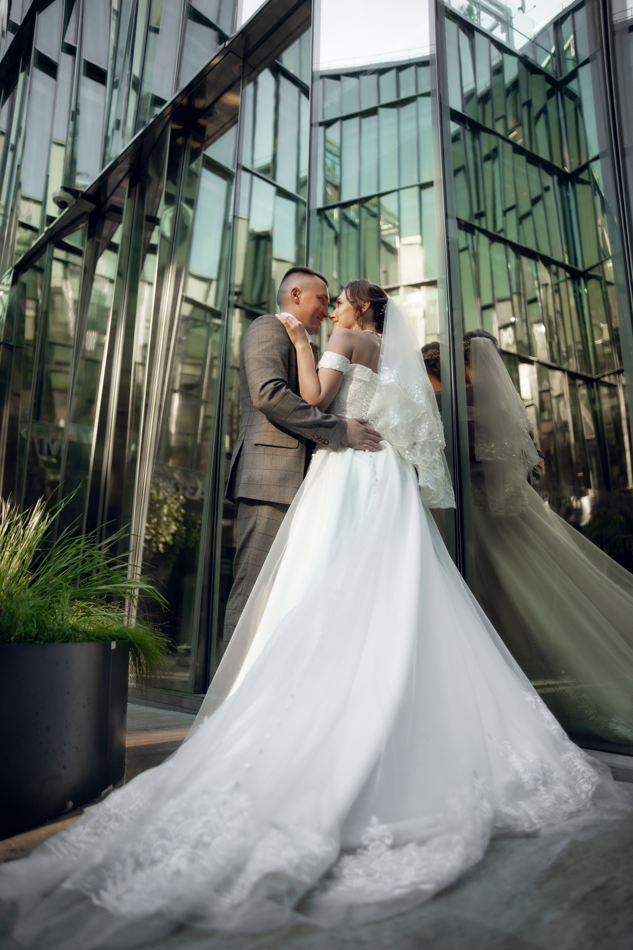 жених и невеста обнимаются в зеркальном дворике на свадебной фотосессии в Зеркальном дворике