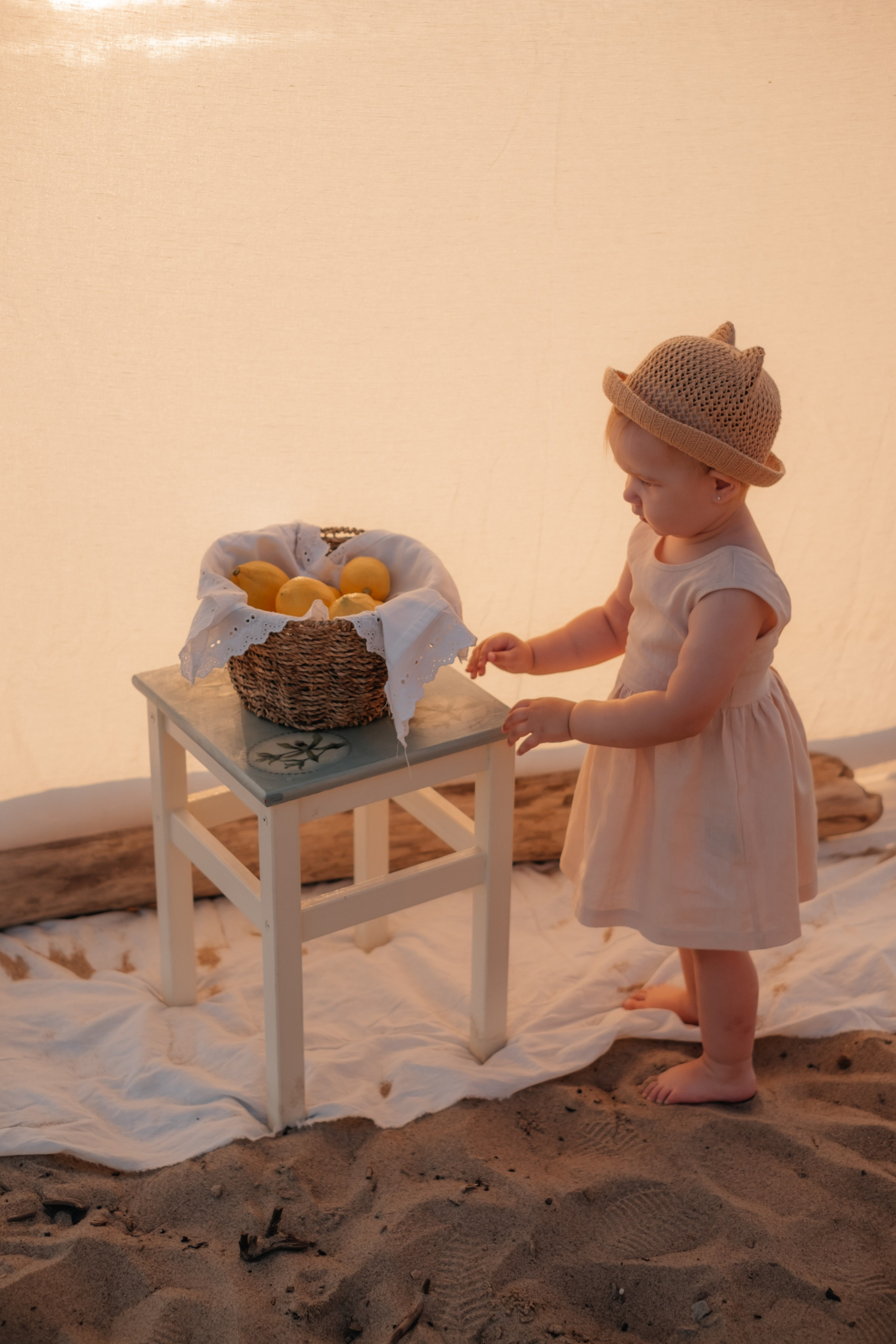 Катя с дочками на берегу. Фотограф в Новосибирске Диана Ильиных