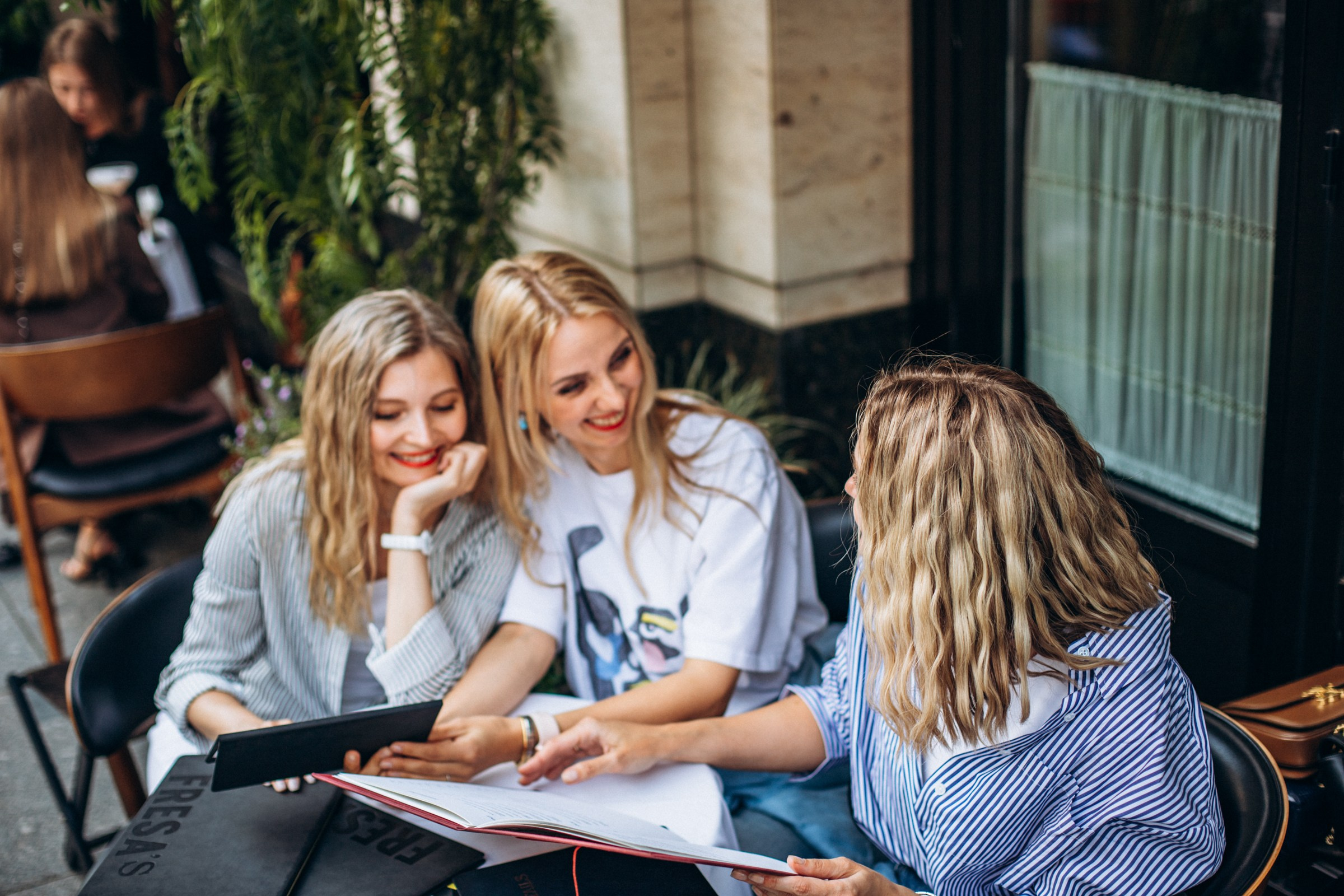 Саша, Ульяна и Настя в июне. Фотопрогулка в Петербурге. Индивидуальный и семейный фотограф в Санкт-Петербурге