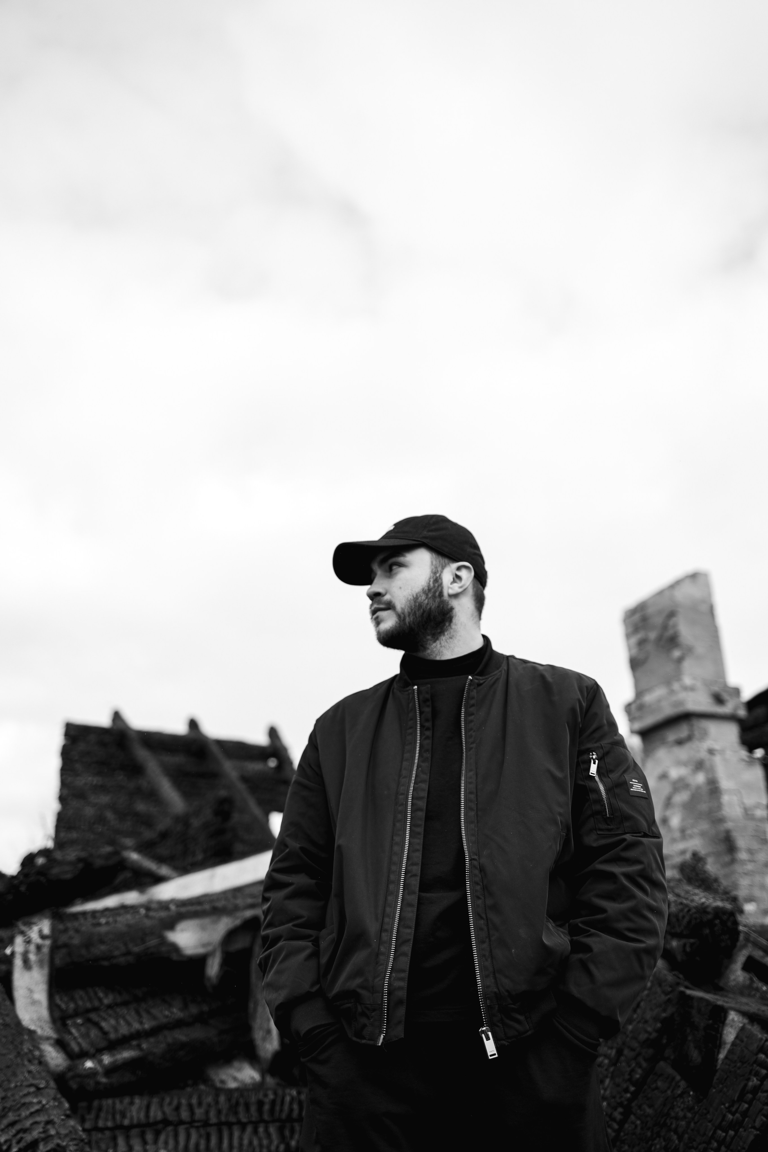 Илья за 1 час до сноса дома, который сгорел у нас в 2023. Семейный фотограф Надежда Каримова | Иркутск Байкал Аршан