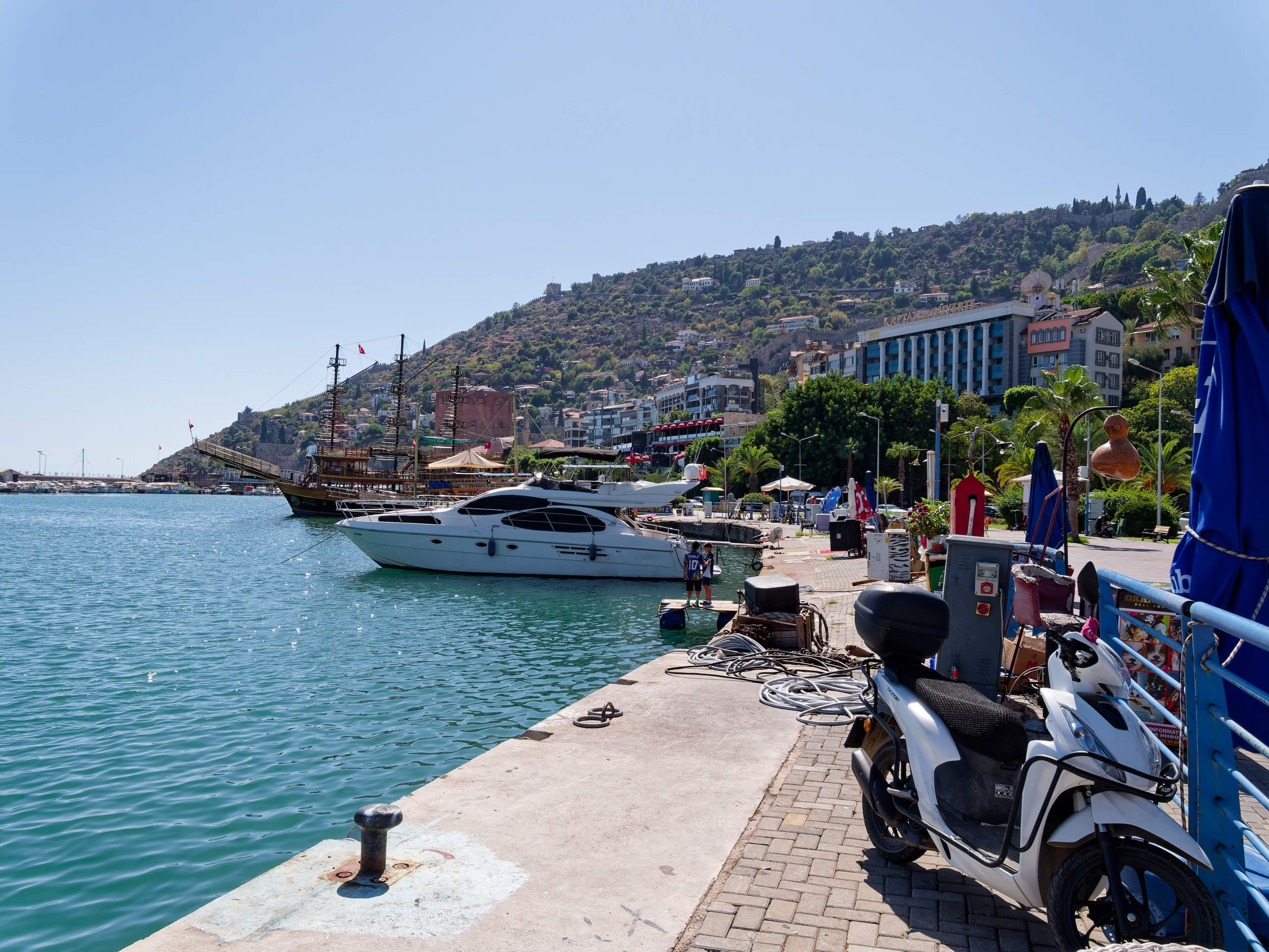 Алания 2025, город, стрит-фото. Избранные фотографии