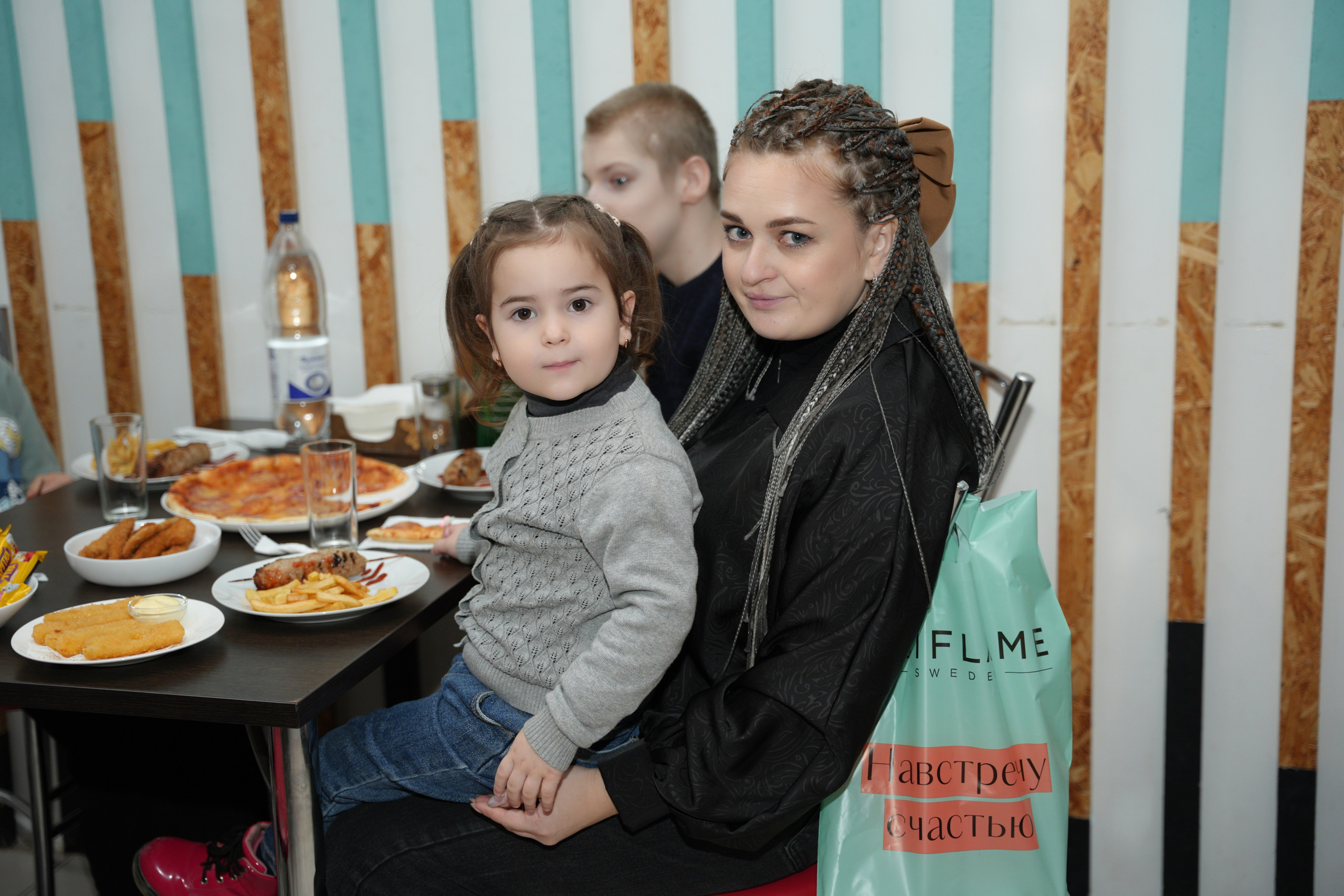 Социально —благотворительная акция «Ты в этом мире не один», посвященная Международному дню инвалидов. ВЫПУСКНЫЕ АЛЬБОМЫ, Школьный фотограф, семейный и свадебный в Саратове и области Ольга Плаксина