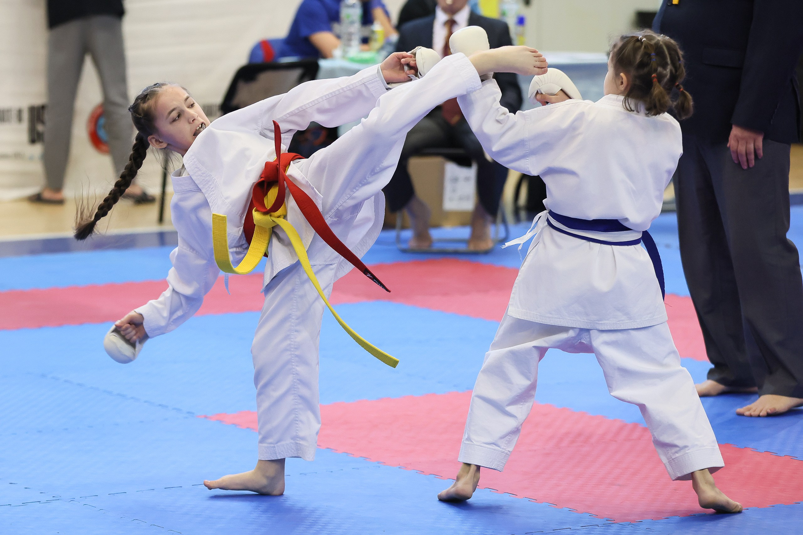 Двое девочек карате проводят поединок в  кумите