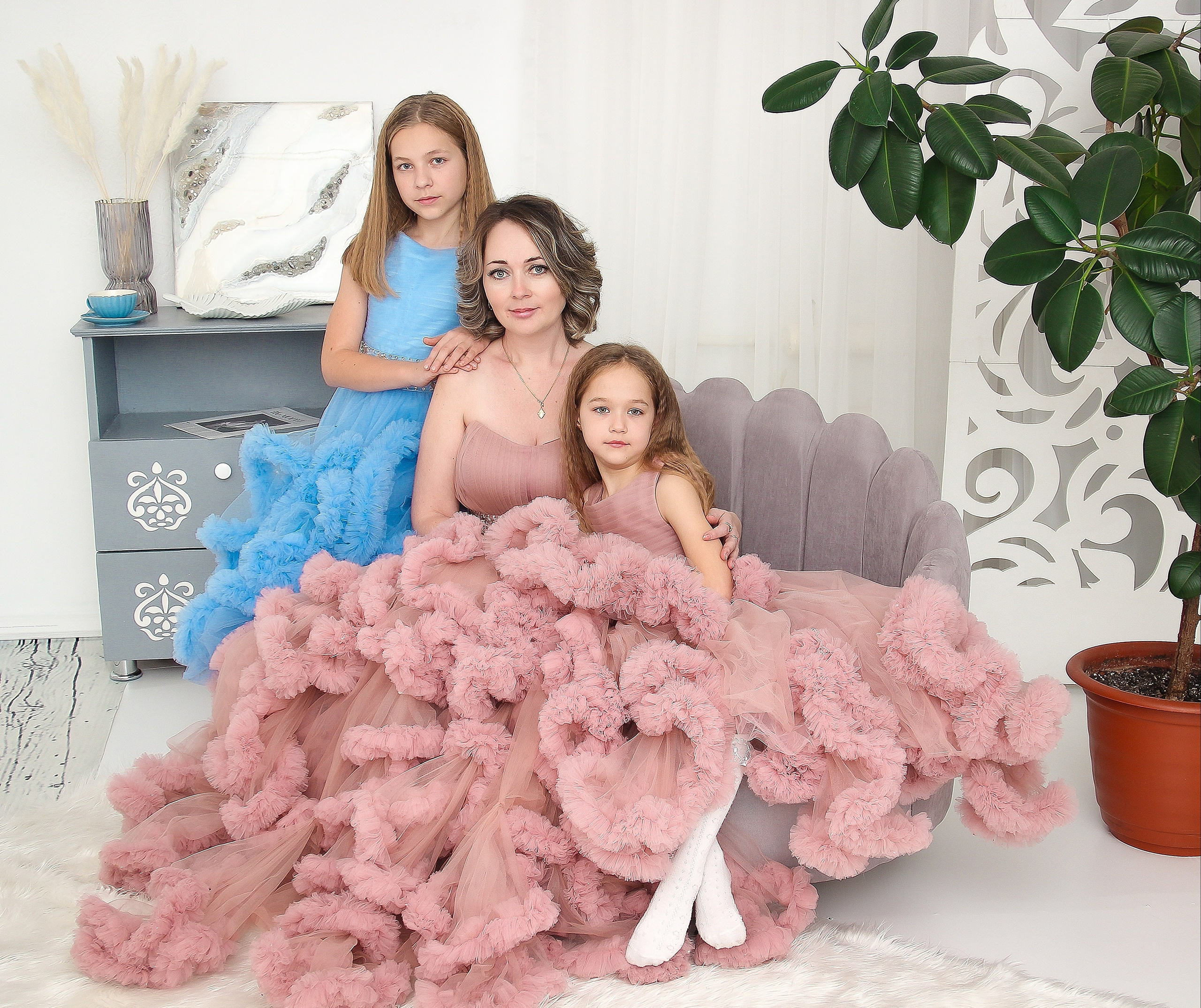 Семейные фотосессии студийные; новогодние, тематические, домашние и тд. Выпускные альбомы для школ и Детских садов в Барнауле /Выпускные/Свадебные/Детские/Семейные и др. виды съёмок /Фотограф Вера Валейко