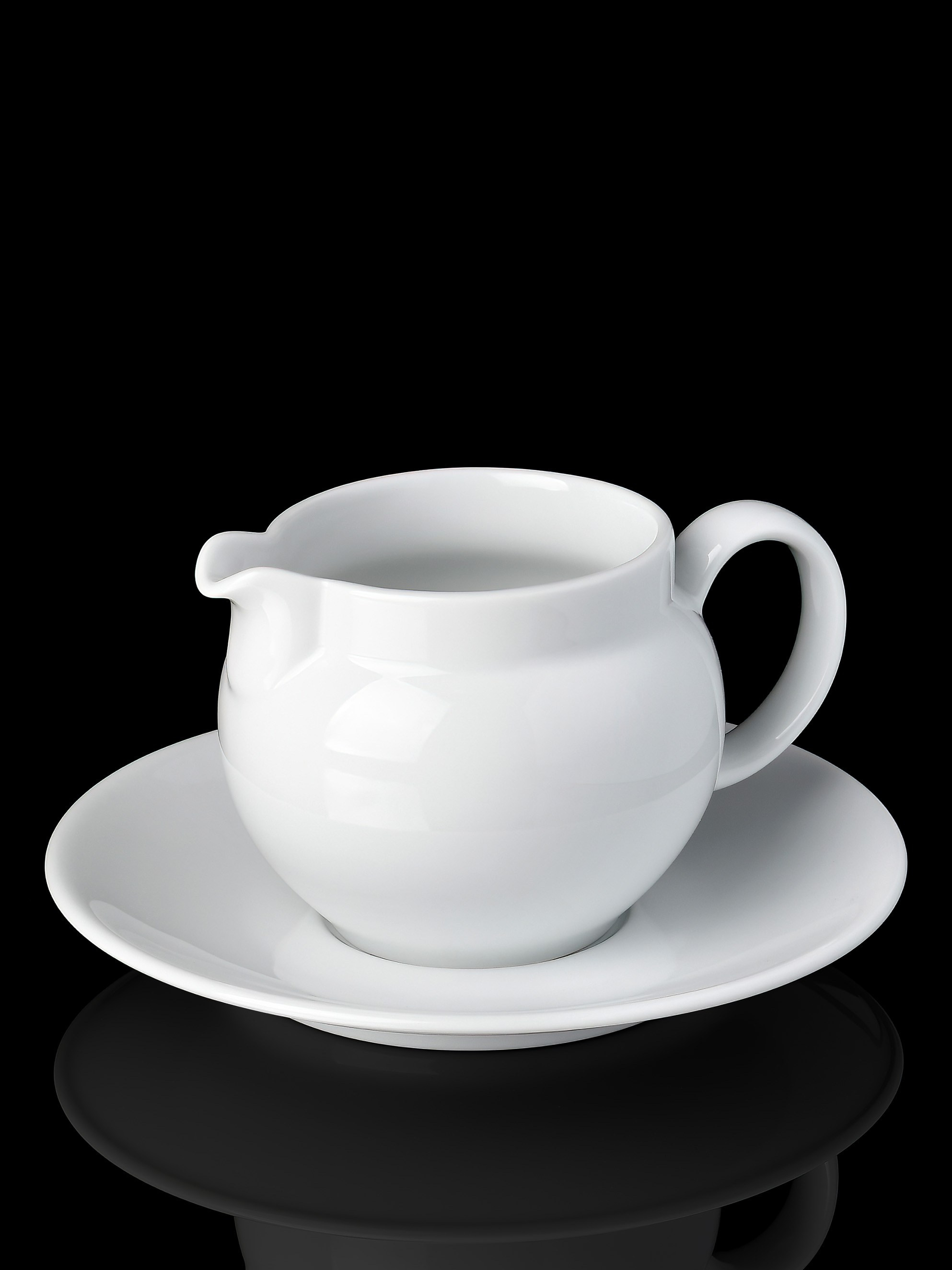 блюдце с соусником на чёрном фоне