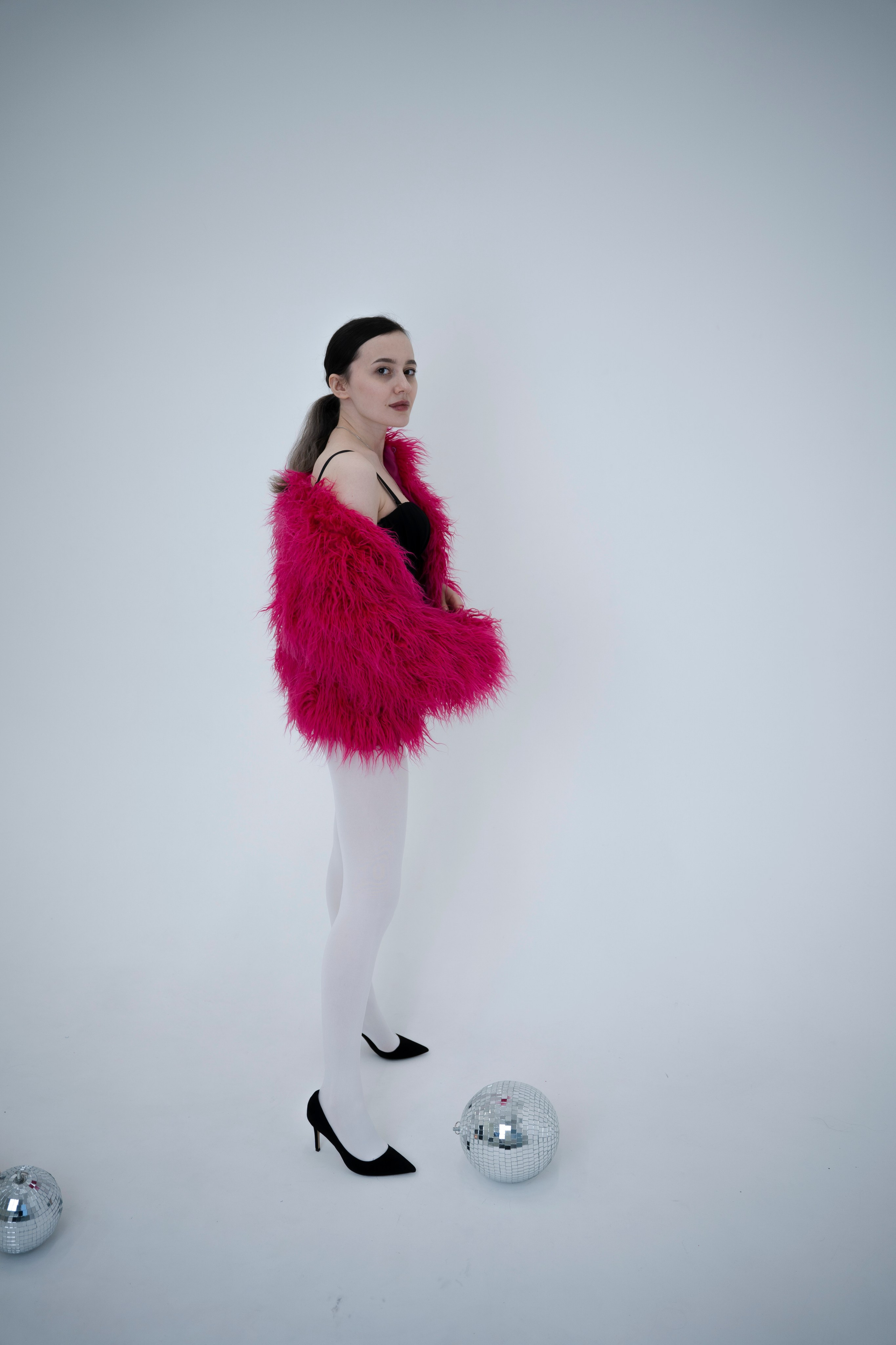 ДЕВОЧКА НА ШАРЕ. Главная