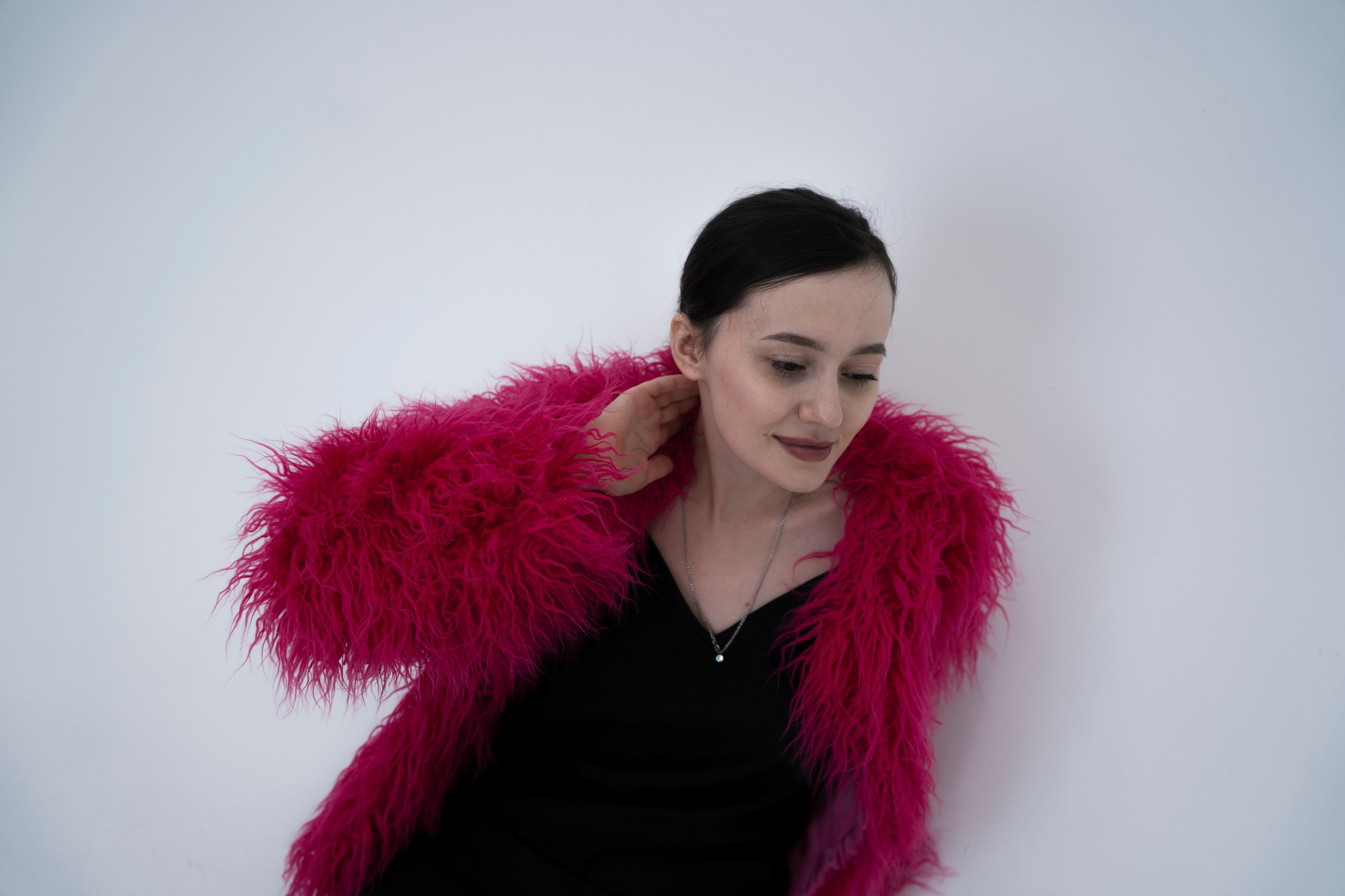 ДЕВОЧКА НА ШАРЕ. Главная