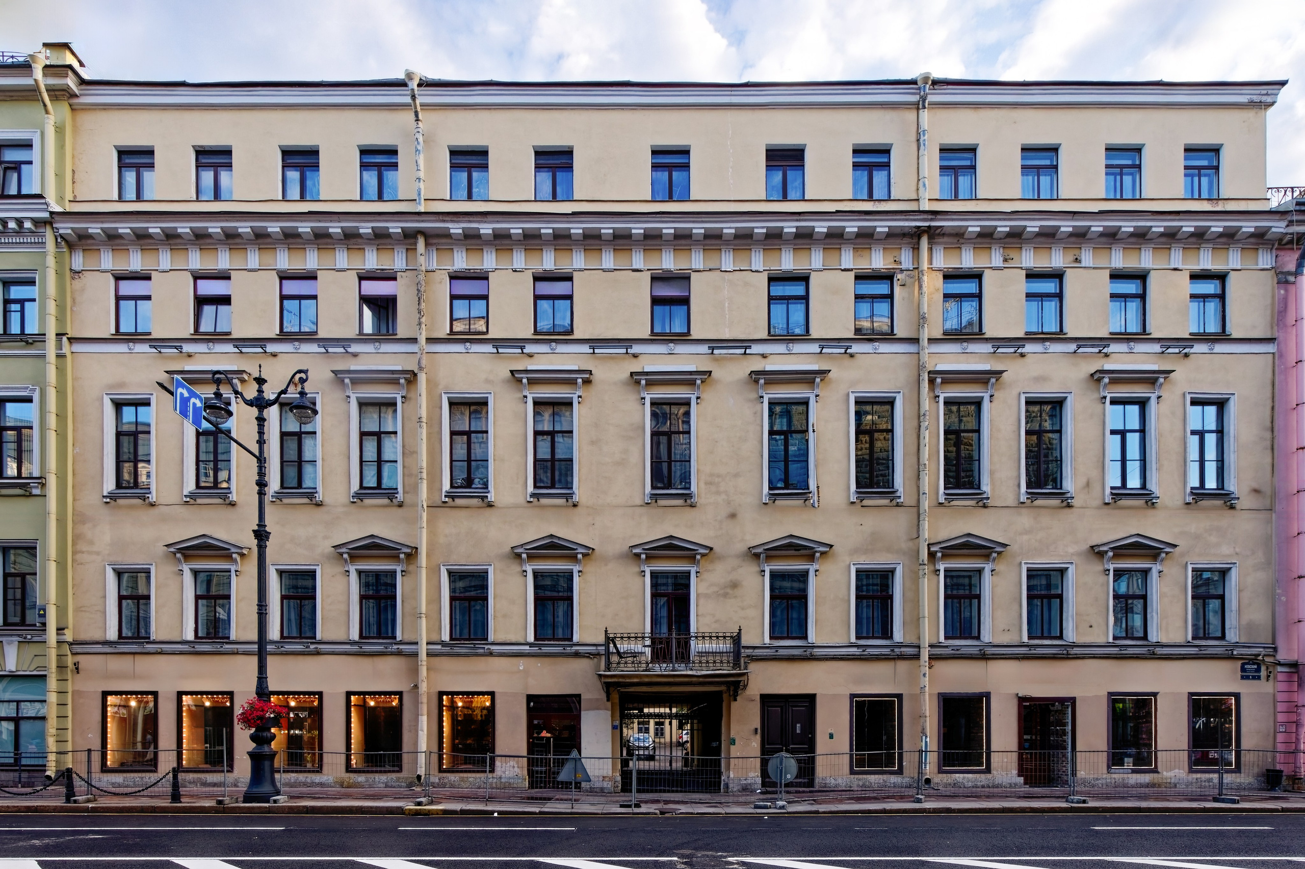 Санкт-Петербург, Невский проспект, дом 6. Дом Таля, 1830 год. Архитектор Мартын Антонович Ливен.  ОКНРЗ 781610424220005