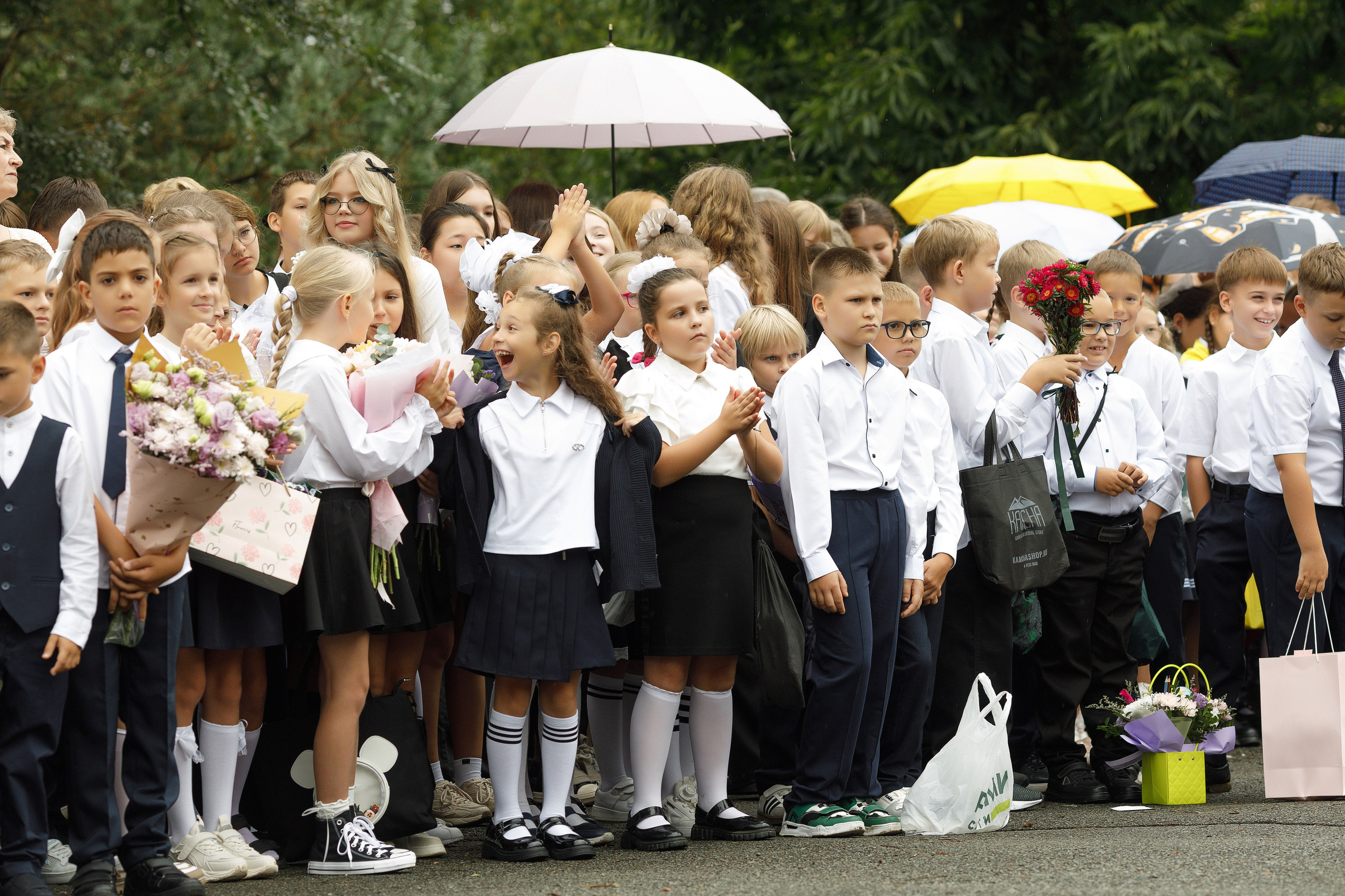 Линейка 11 клас Гимназия Артём. Photoalbum-vl.ru