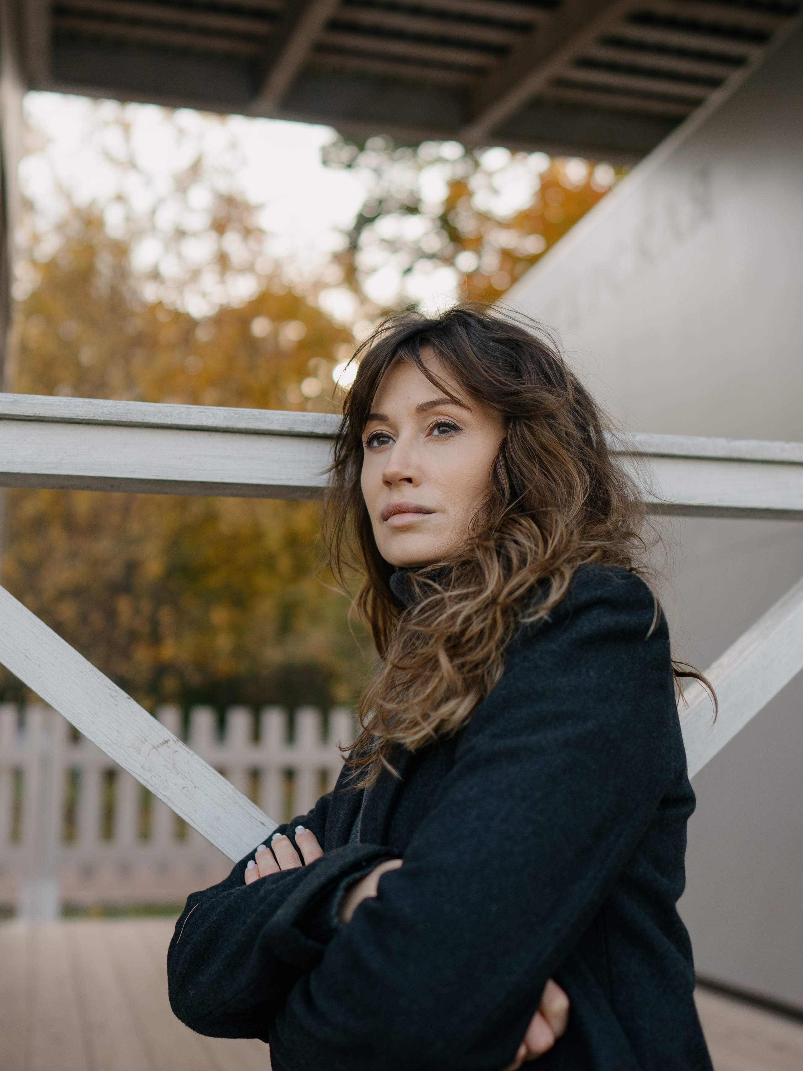 Портрет на фоне желтой листвы