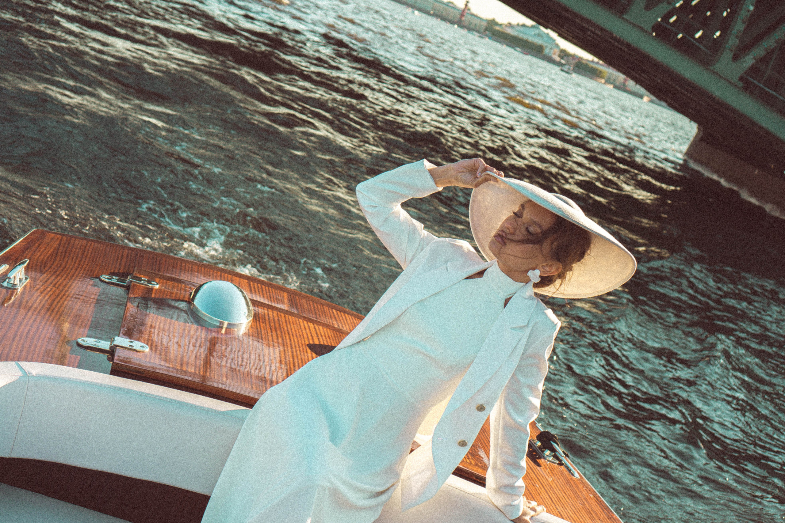 СВАДЕНБНАЯ СЬЕМКА НА КАТЕРЕ ПО КАНАЛАМ САНКТ-ПЕТЕРБУРГА И В АКВАТОРИИ НЕВЫ. Профессиональный фотограф, Санкт-Петербург — Виктория Богомолова