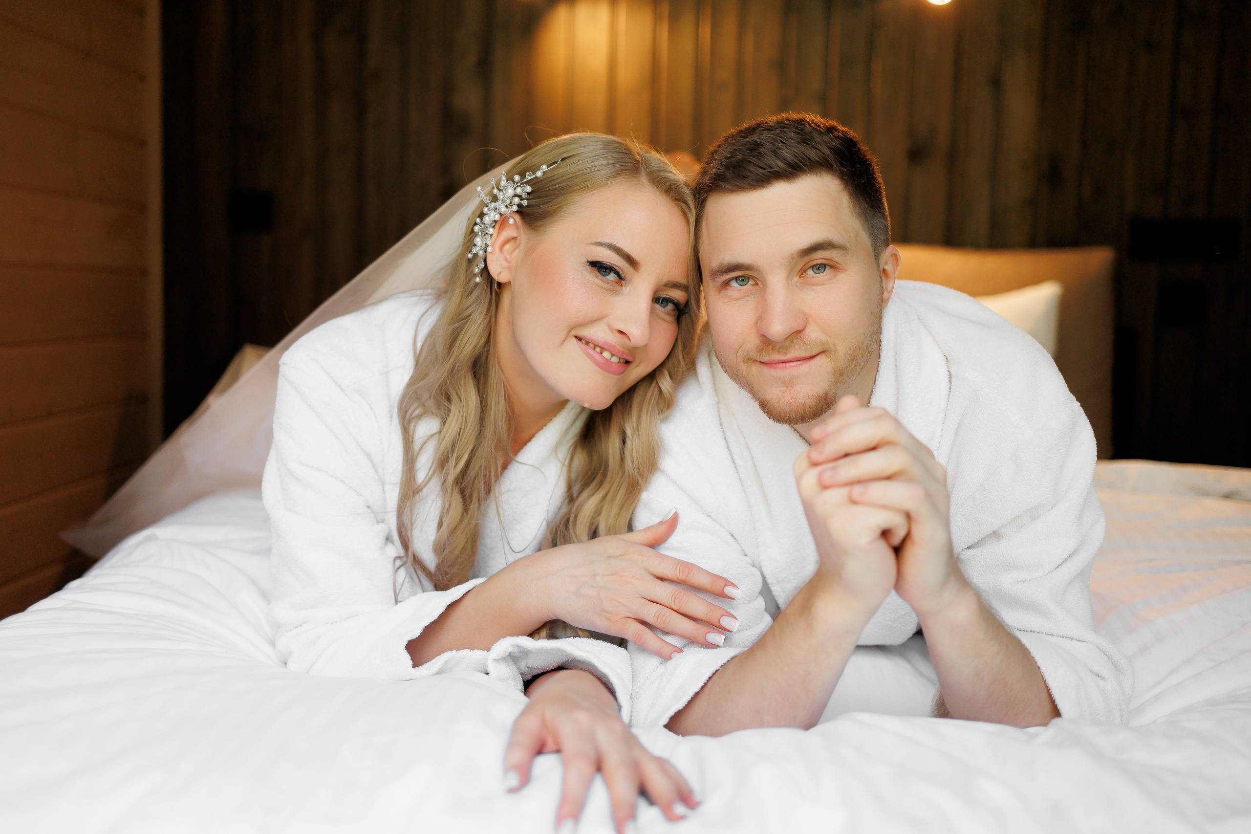 Ваш свадебный альбом – это история любви, написанная светом и тенью. Позвольте профессионалу рассказать её красиво.