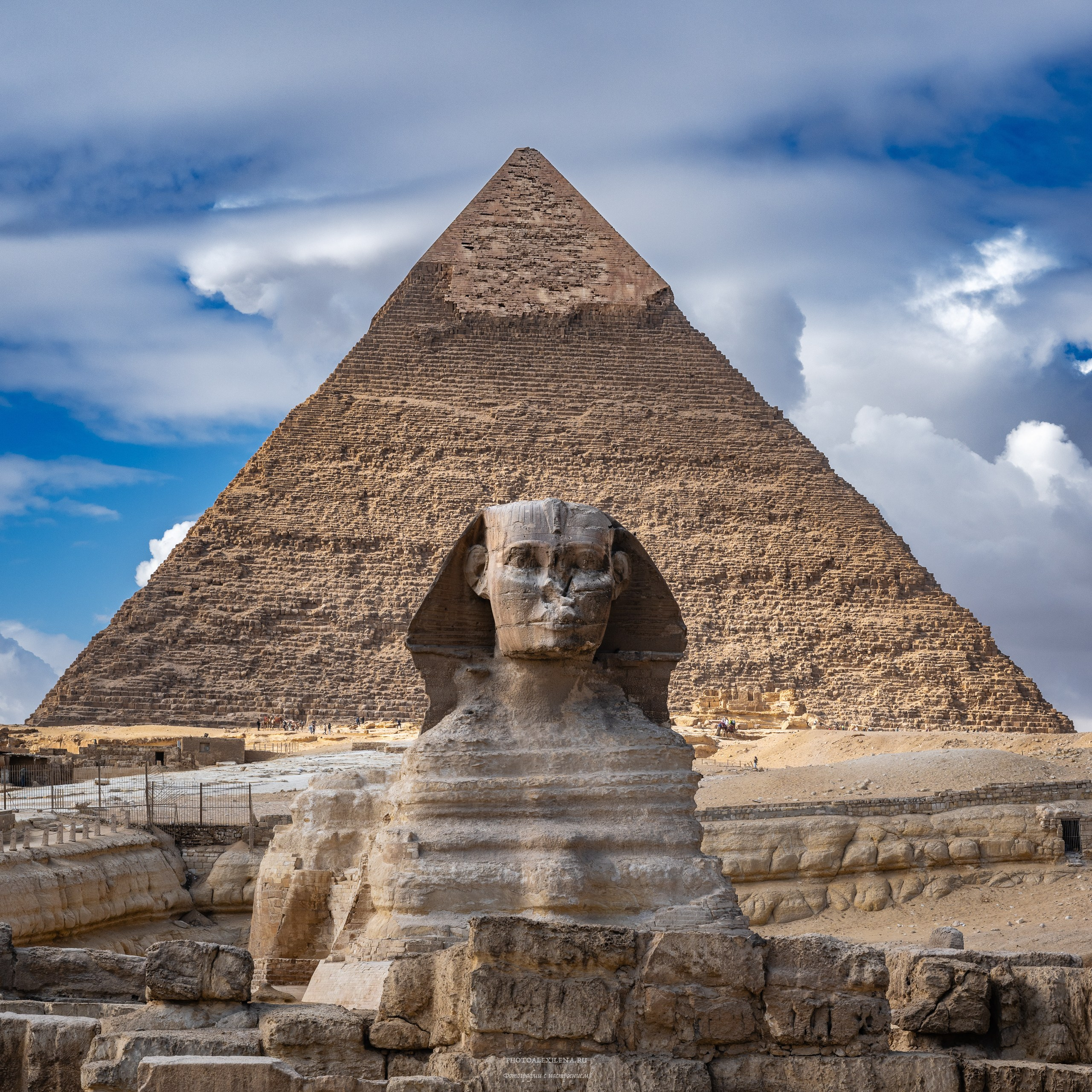Большой Сфинкс и пирамида Хефрена