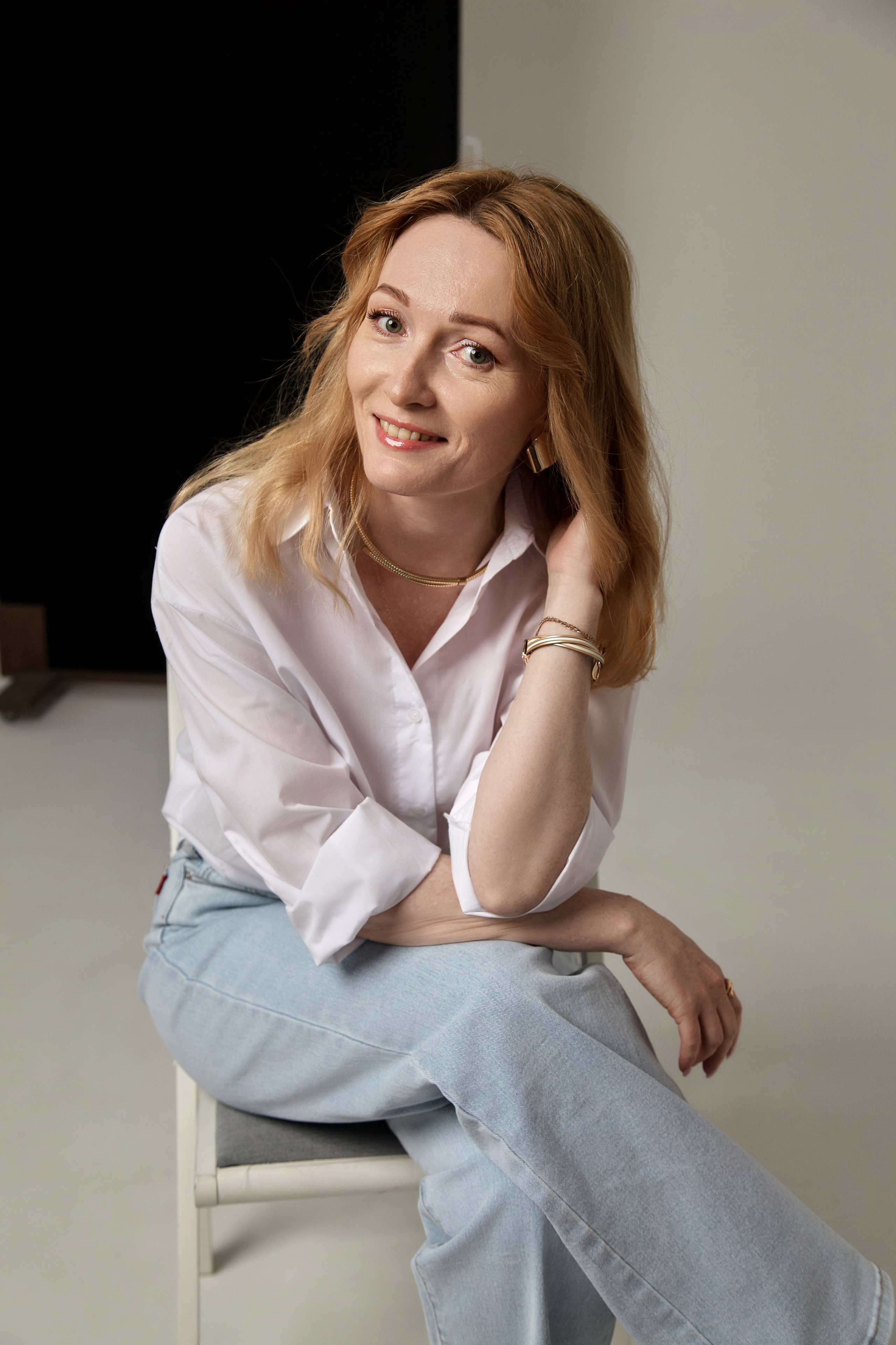 Цветной портрет в студии: женщина-психолог в белой рубашке иваново