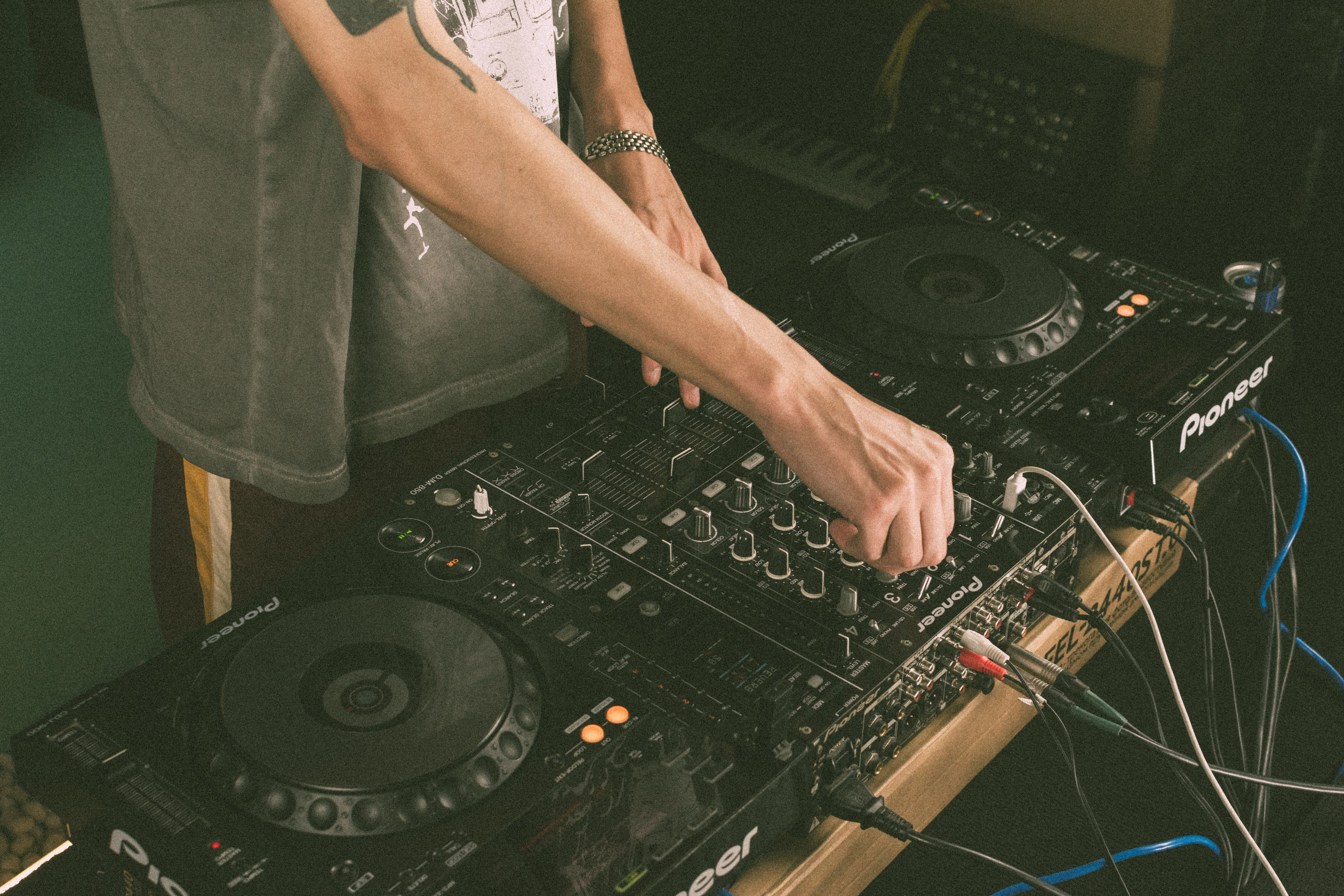 Студия диджеинга «Янтарь». Уголок фототворчества Никиты Усачева