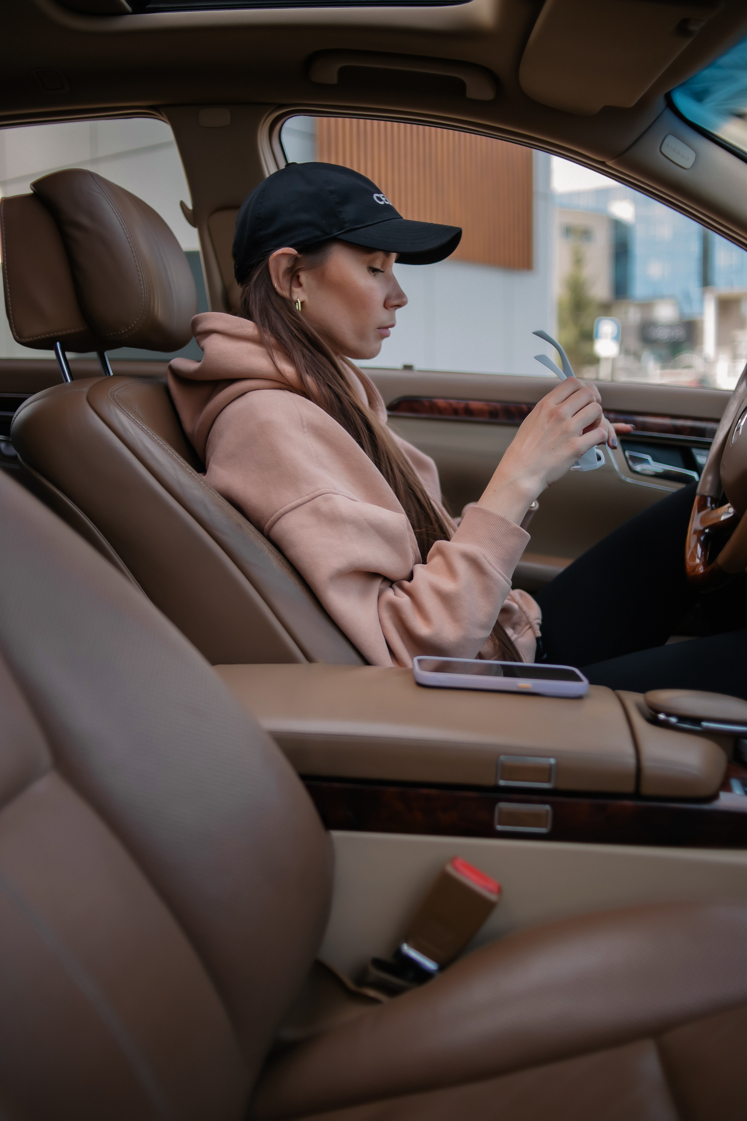 Софья. Съёмка с автомобилем. Фотограф Регина Крикунова г. Красноярск