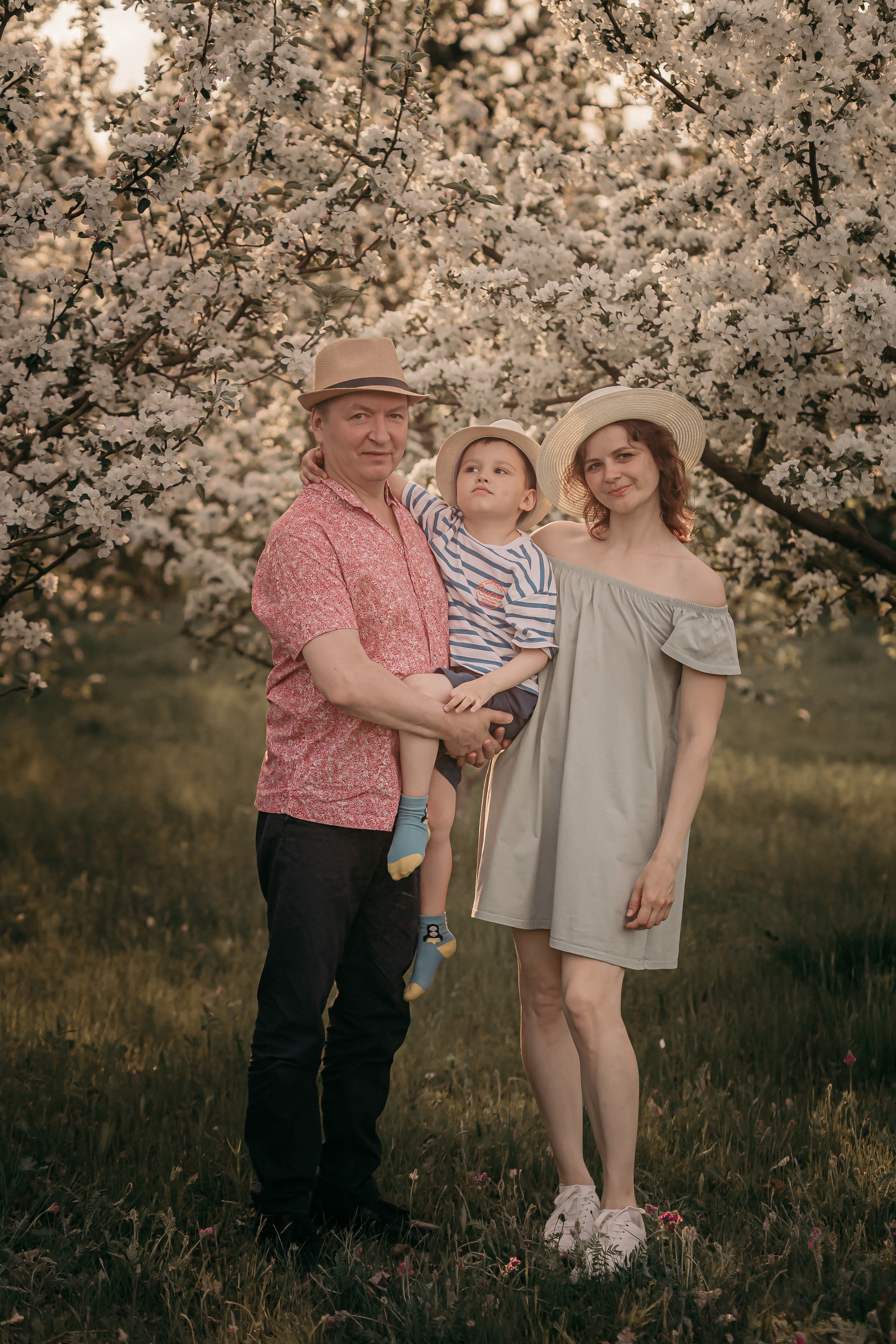 Евгений, Ярослава и Енисей. Цветущий сад. Фотограф Регина Крикунова г. Красноярск