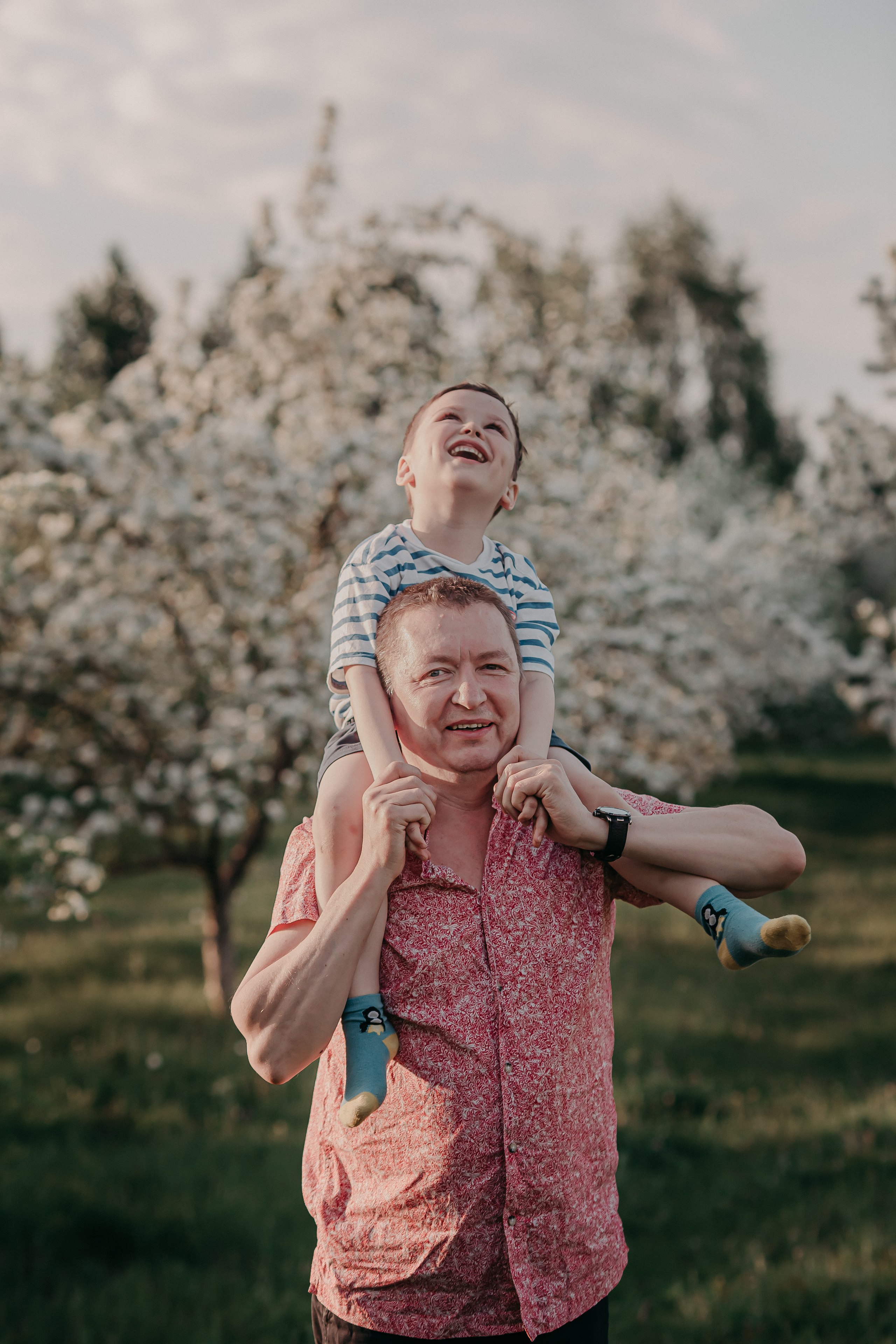 Евгений, Ярослава и Енисей. Цветущий сад. Фотограф Регина Крикунова г. Красноярск