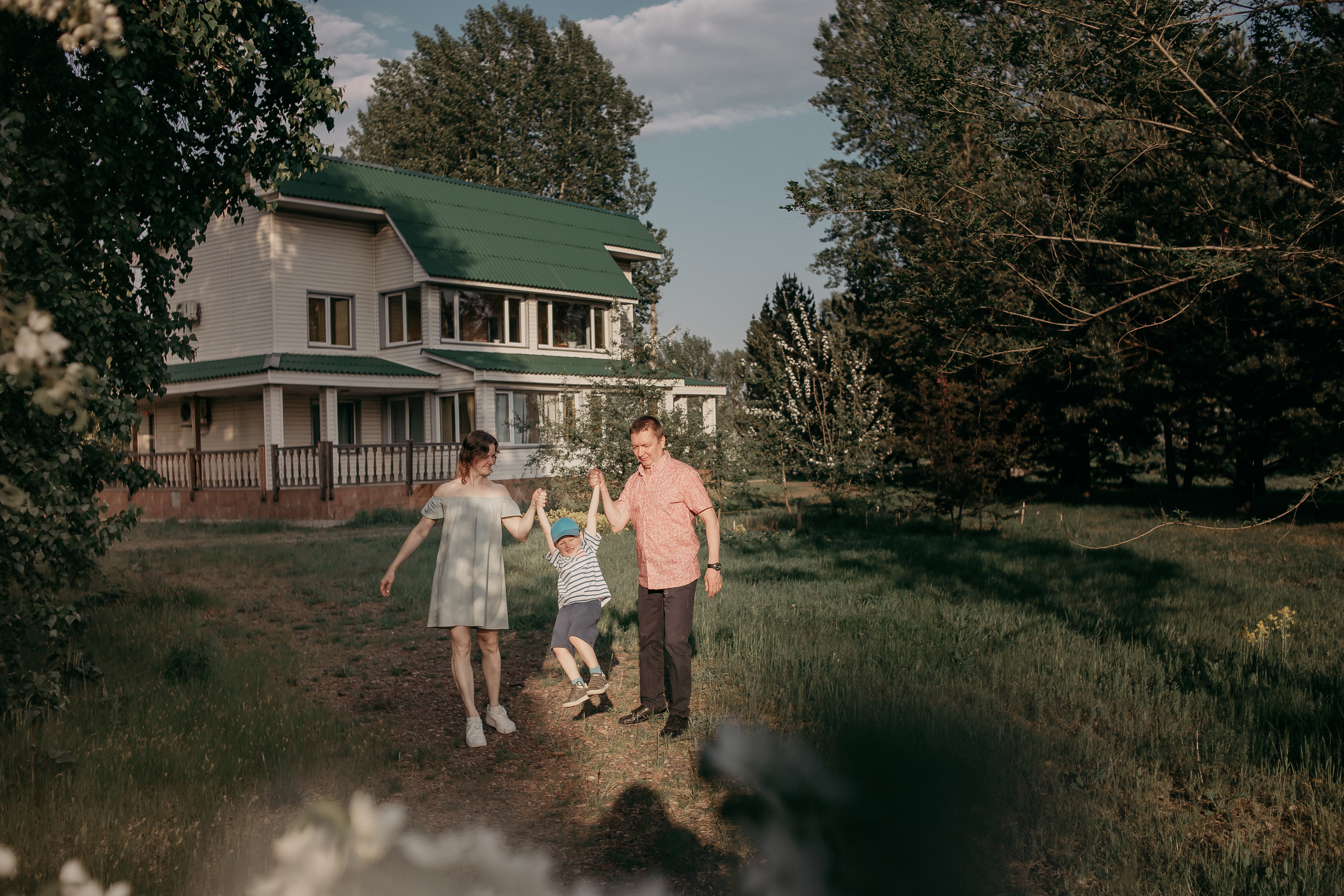 Евгений, Ярослава и Енисей. Цветущий сад. Фотограф Регина Крикунова г. Красноярск