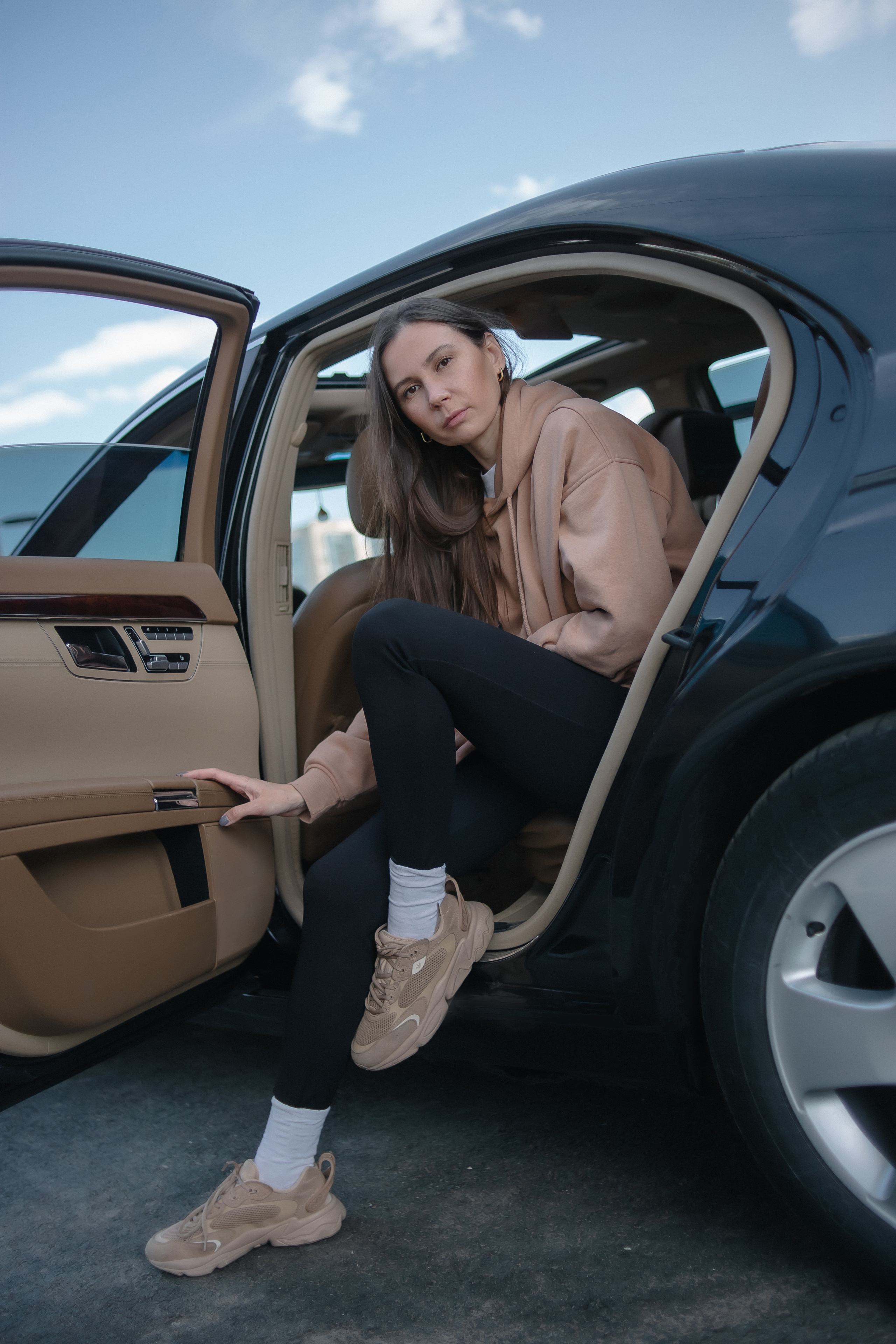 Софья. Съёмка с автомобилем. Фотограф Регина Крикунова г. Красноярск