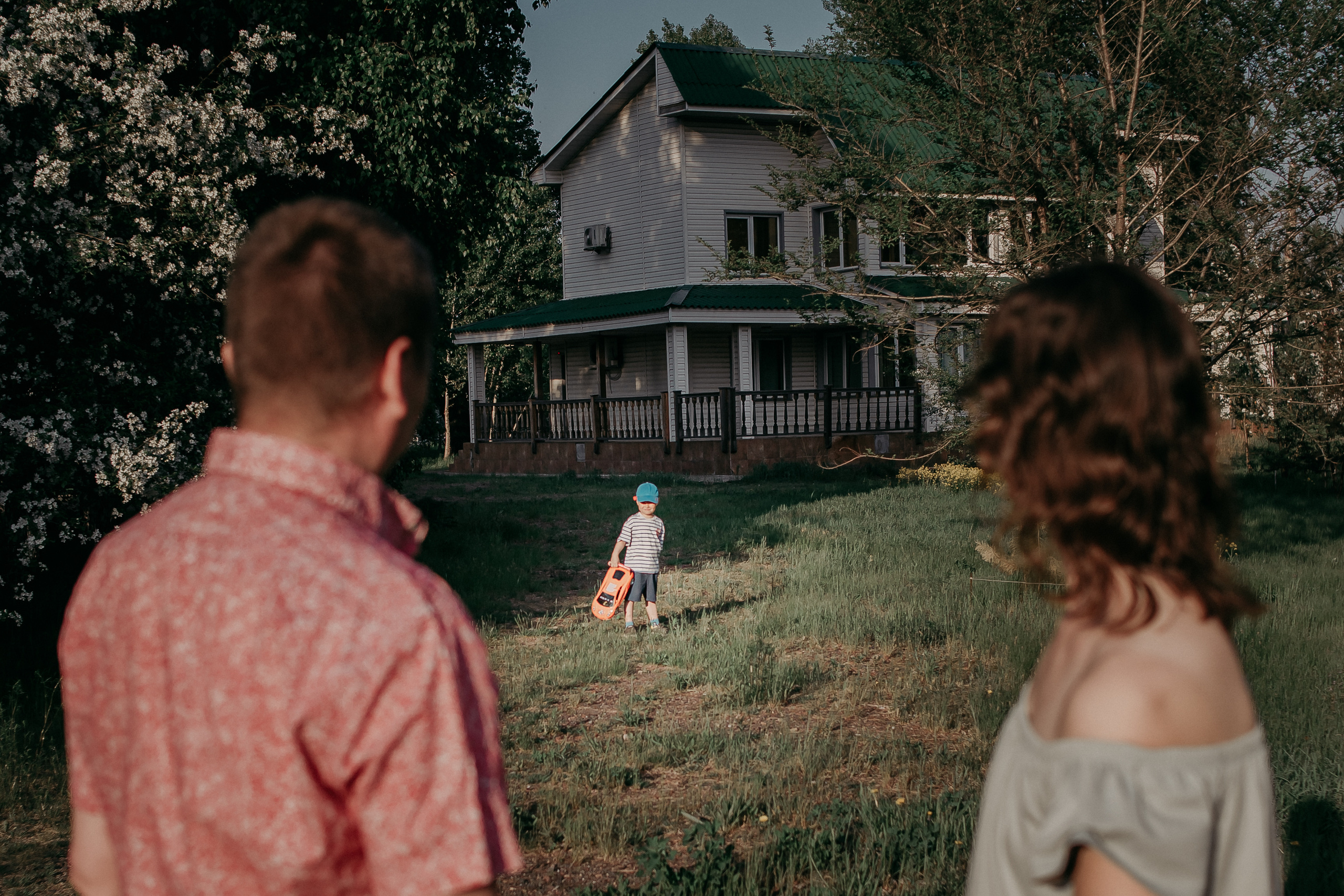 Евгений, Ярослава и Енисей. Цветущий сад. Фотограф Регина Крикунова г. Красноярск