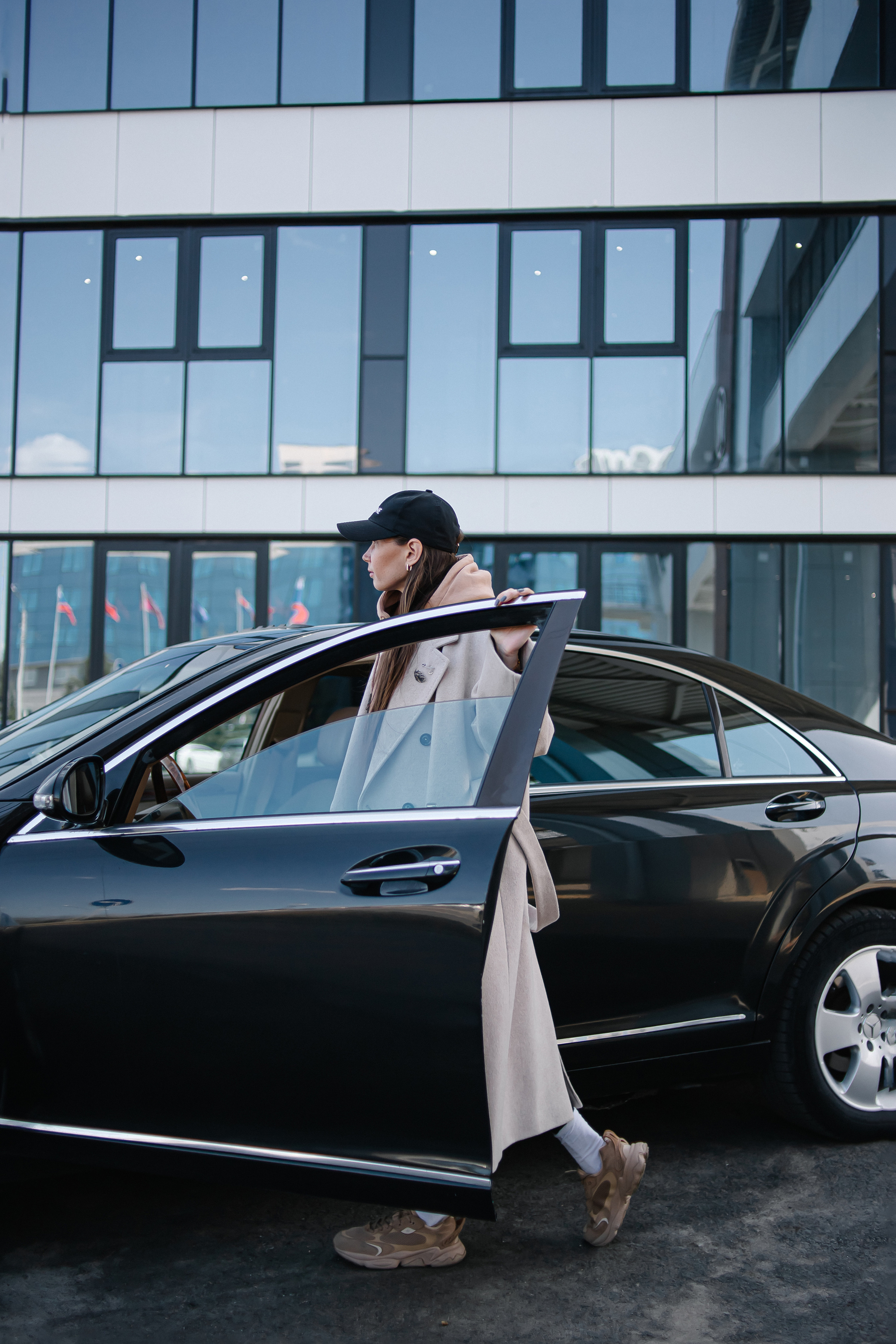 Софья. Съёмка с автомобилем. Фотограф Регина Крикунова г. Красноярск