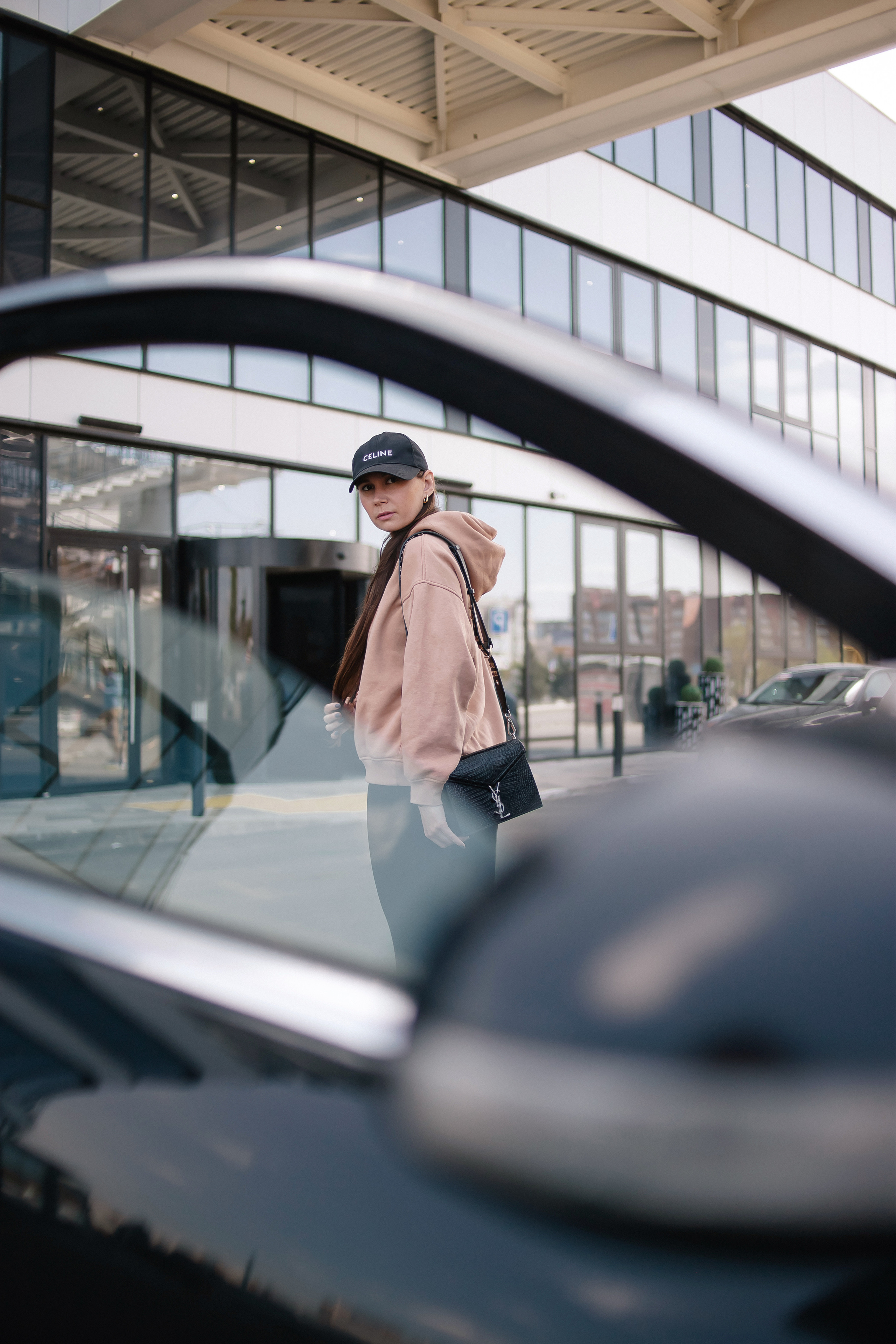 Софья. Съёмка с автомобилем. Фотограф Регина Крикунова г. Красноярск