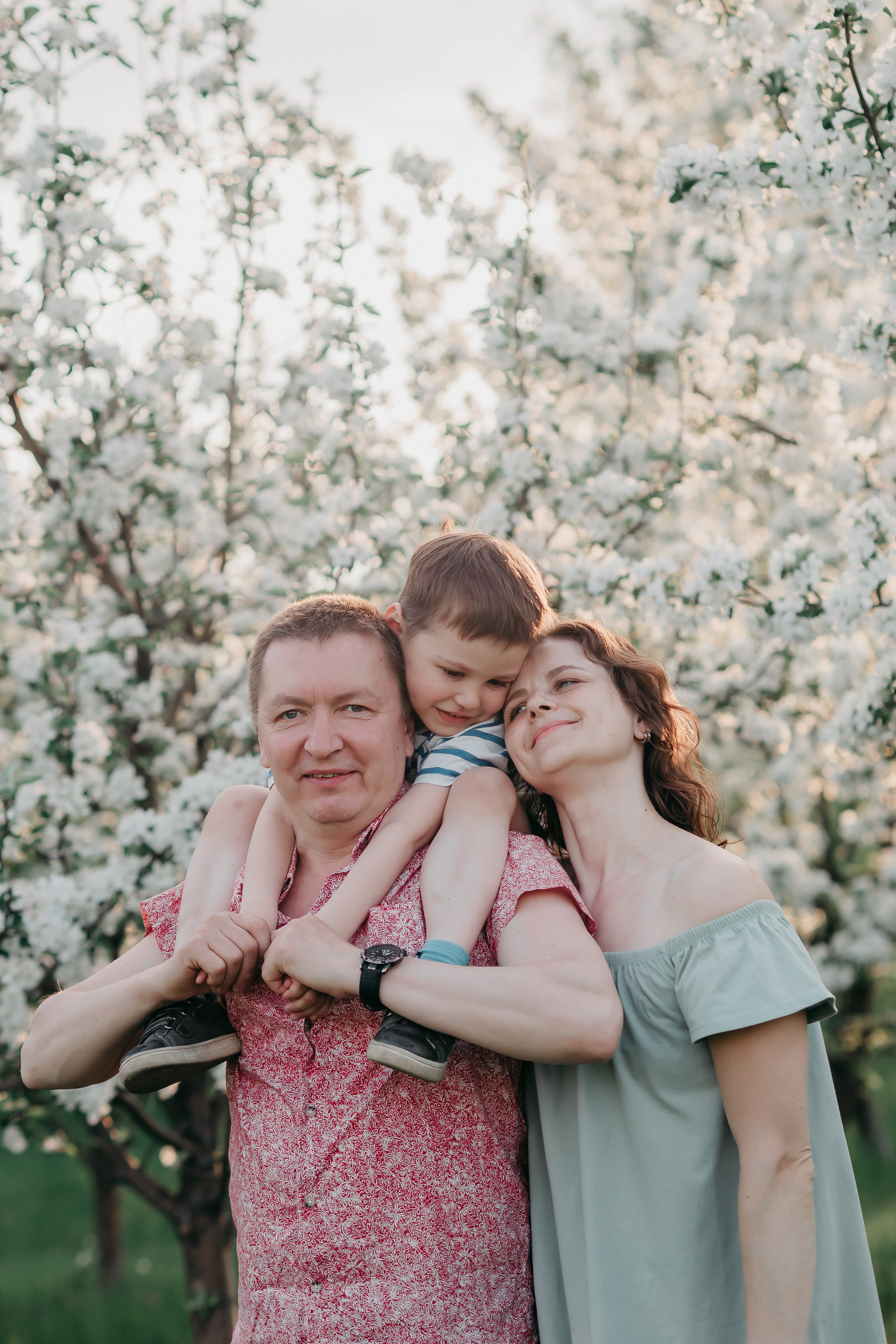 Евгений, Ярослава и Енисей. Цветущий сад. Фотограф Регина Крикунова г. Красноярск