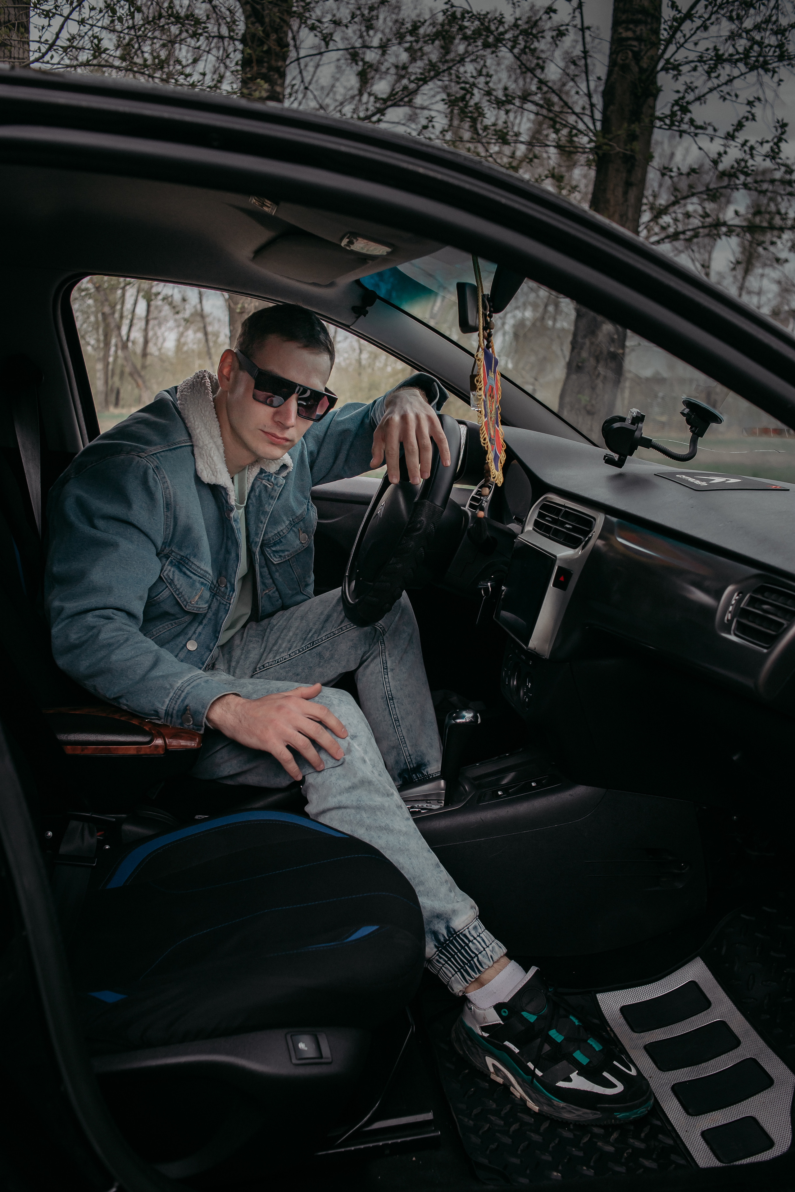 Евгений. Съёмка с автомобилем. Фотограф Регина Крикунова г. Красноярск